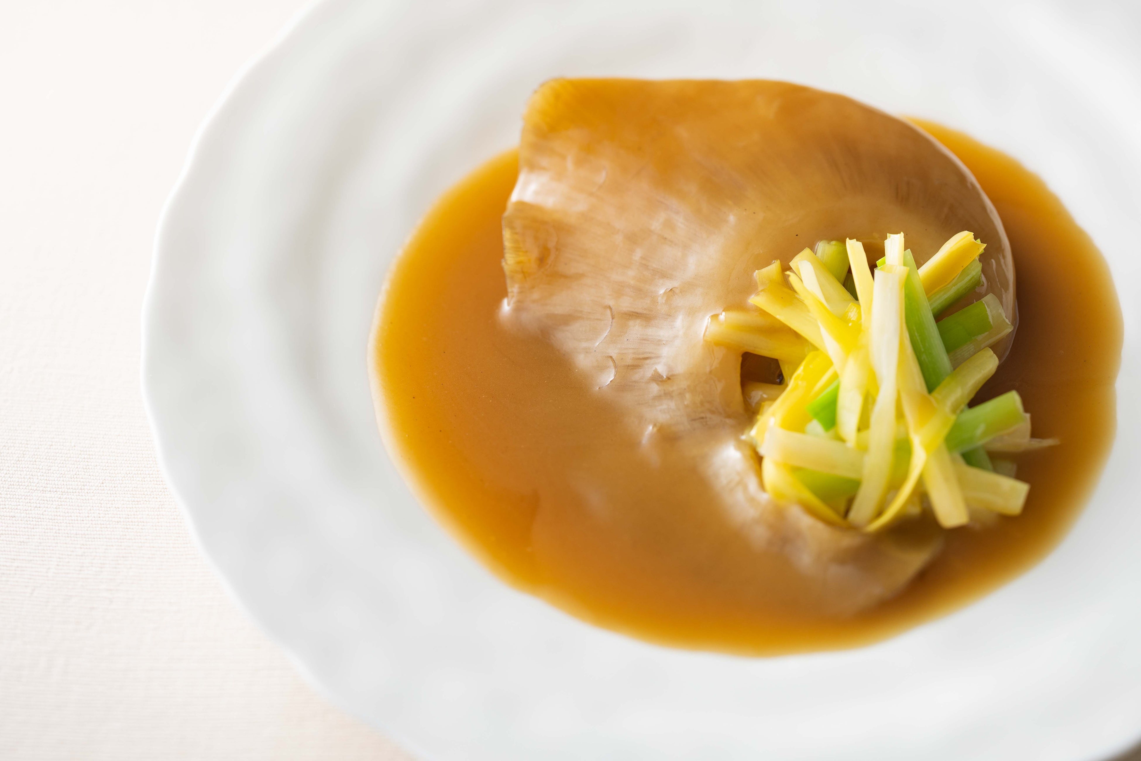 岡山県産 黄ニラと碧玉筍を添えたふかひれ尾鰭の姿煮