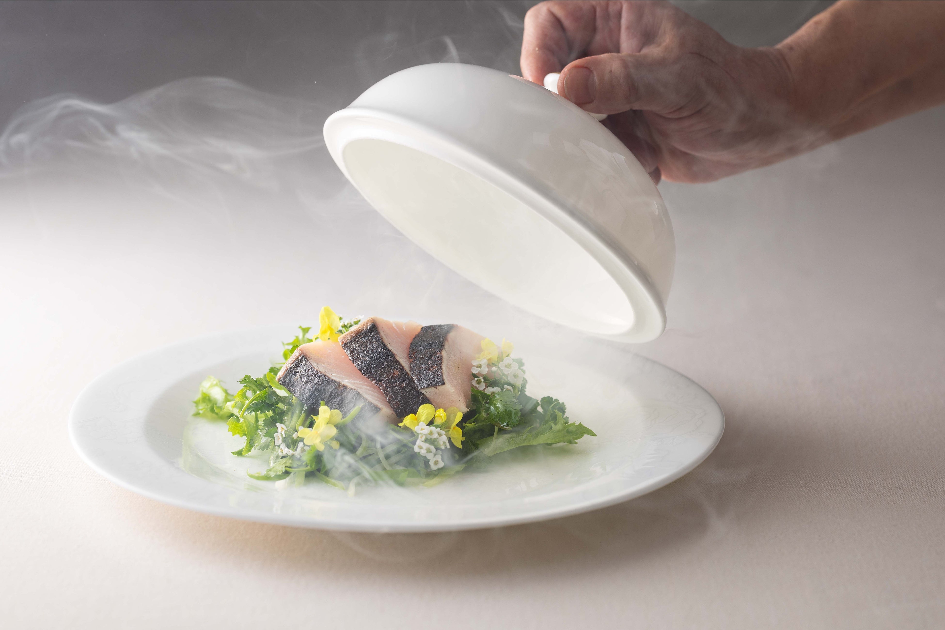 サワラの炙りの冷燻製仕立て 岡山マイルドパクチーの香り