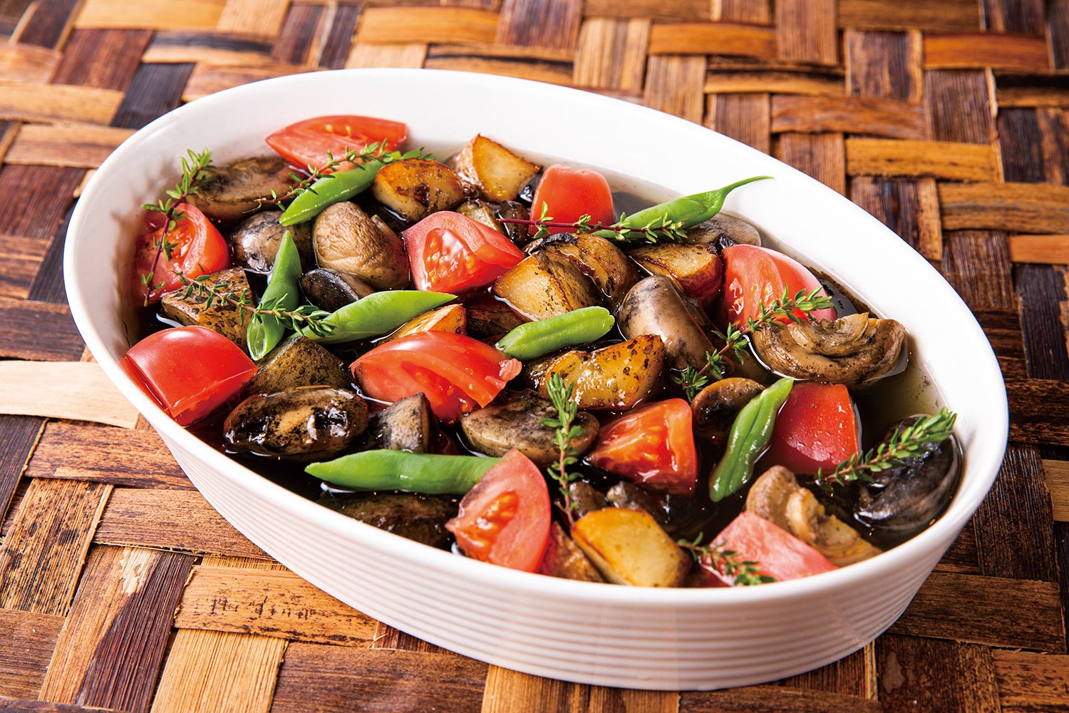 千葉のマッシュルームとじゃがいもとトマトの黒アヒージョ