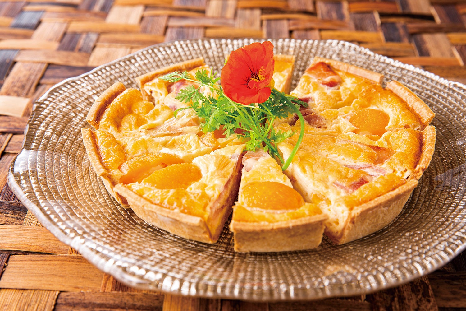 びわと生ハムのセイボリータルト