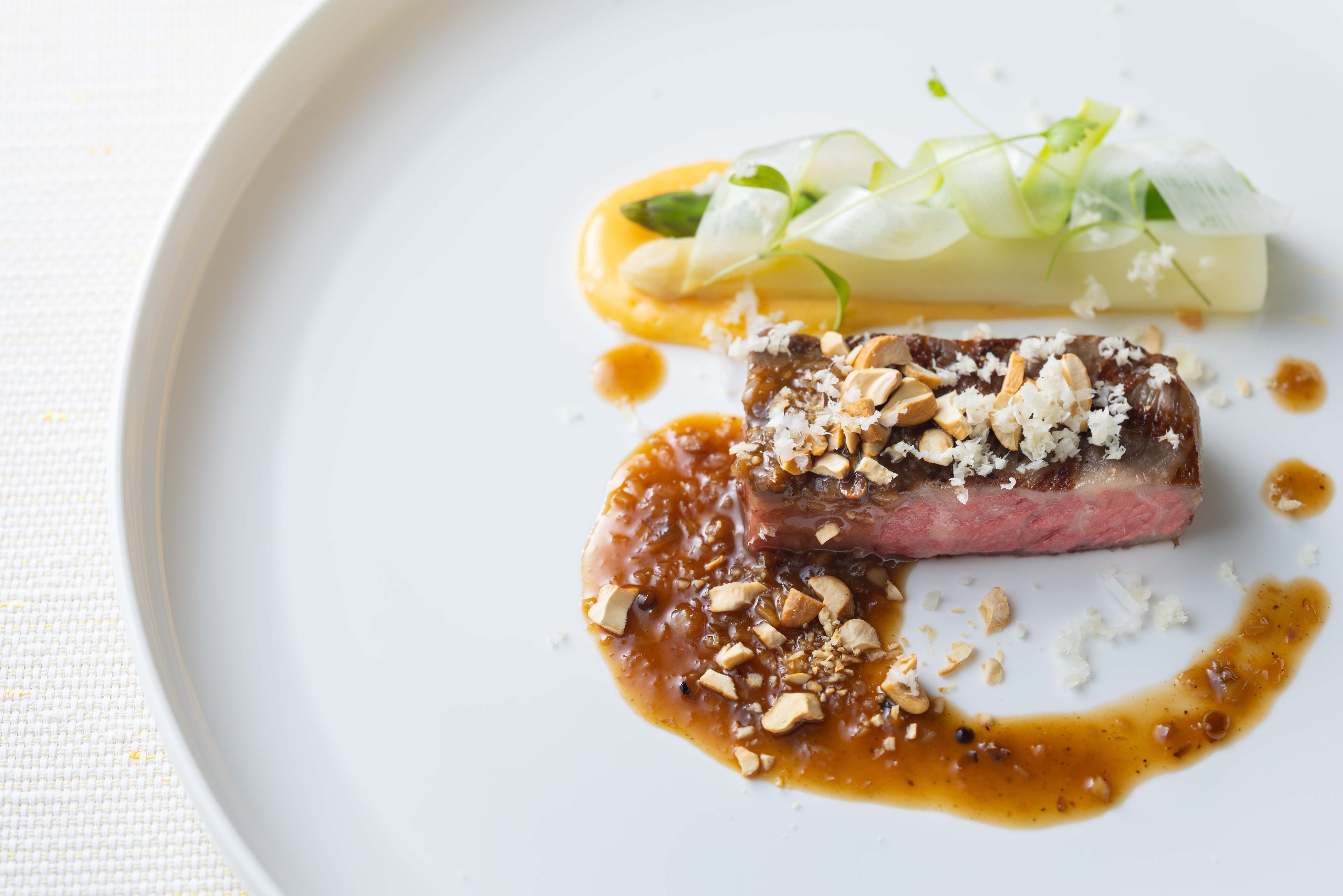 「北海道産 黒毛和牛のグリエと茹で上げアスパラガス シェリーヴィネガーソース　山わさび風味」イメージ