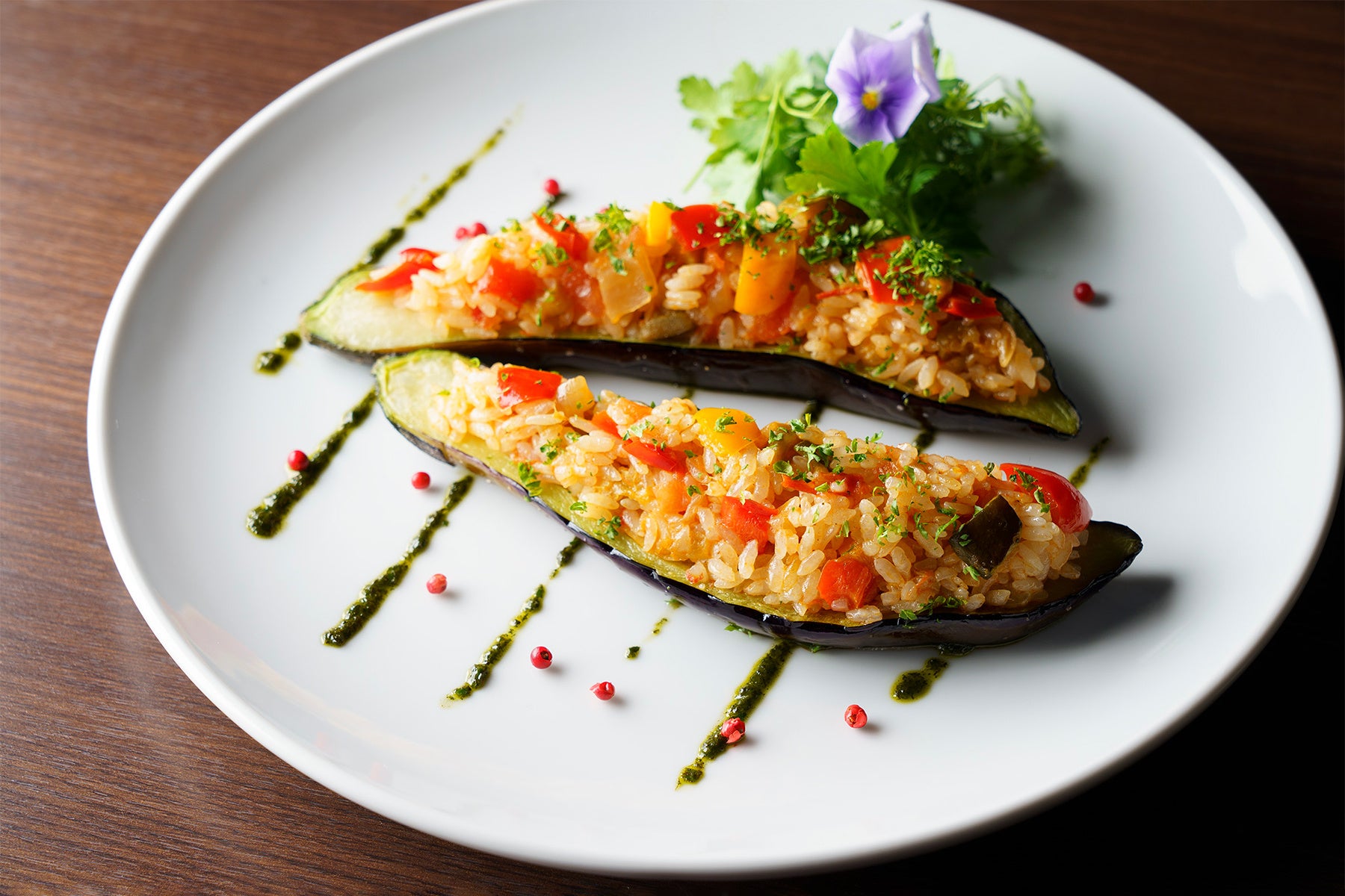 ナスを器に見立てたラタトゥイユライス　バジルのソースで