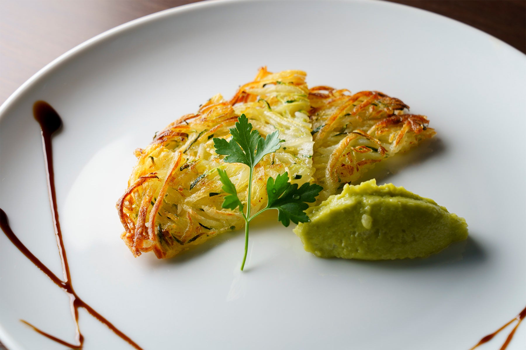 ポテトとズッキーニのガレット　アボカドのリップを添えて