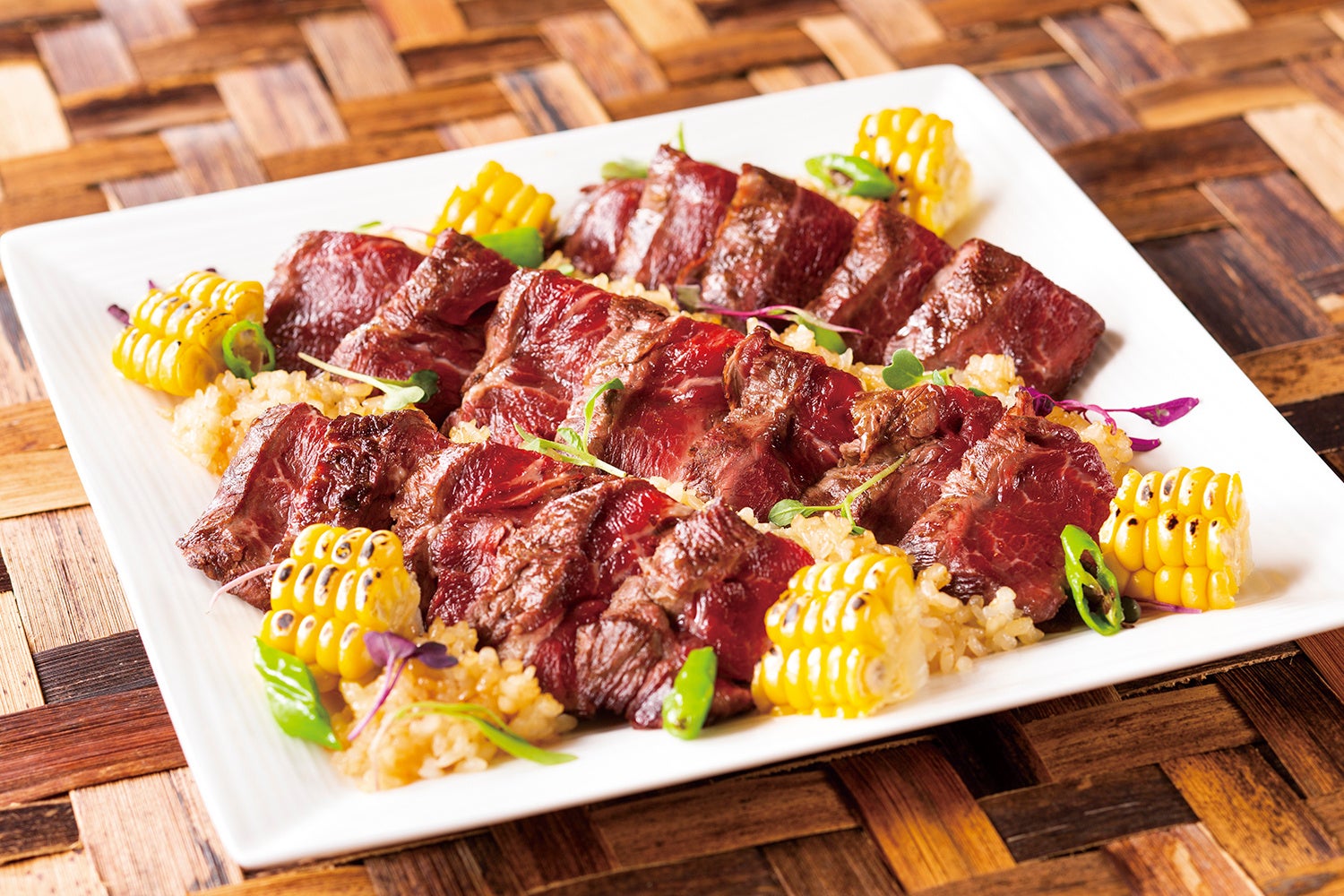 牛肉の網焼き　燻製風味ガーリックライス添え