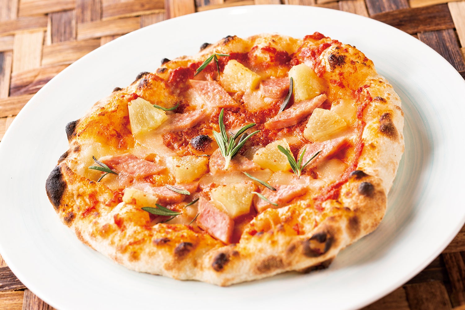 ポークランチョンミート＆ パイナップルの窯焼きピッツァ