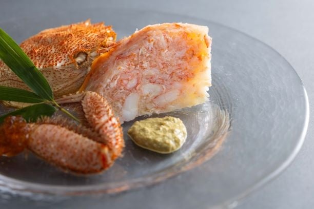 北海道産毛蟹の煮凝り冷前菜 ケーキ仕立ての淅江紅醋ジュレ添え