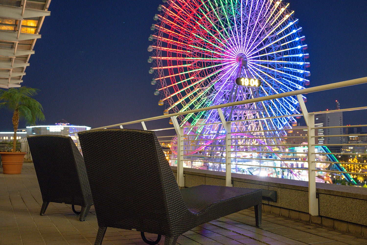 プールエリア　テラス（夜）