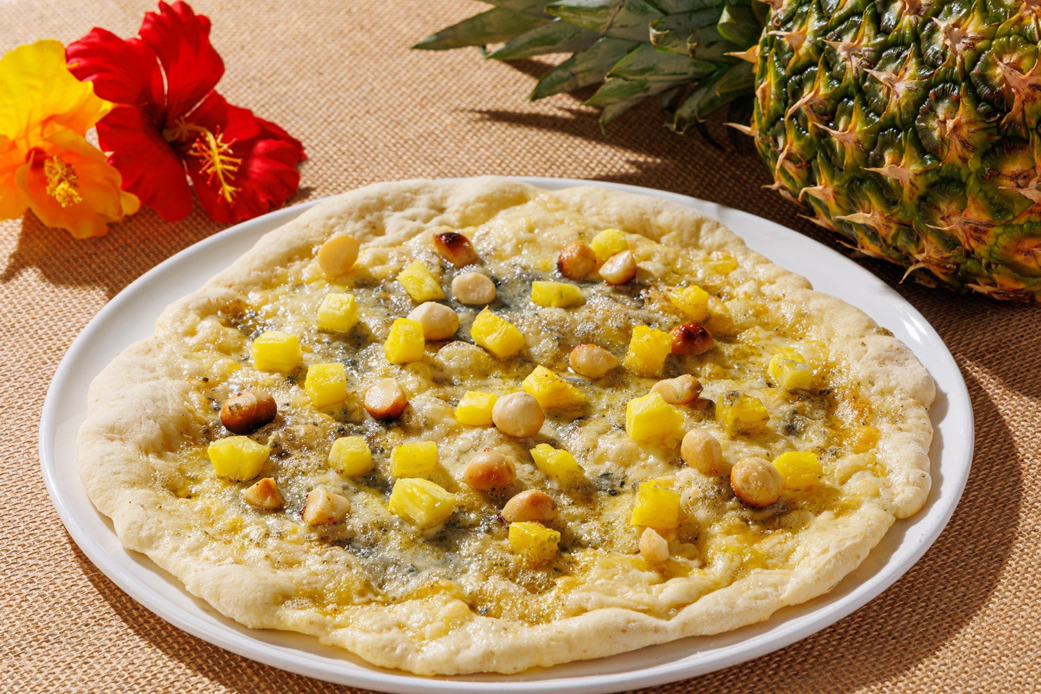 パイナップルとゴルゴンゾーラとナッツのピザ