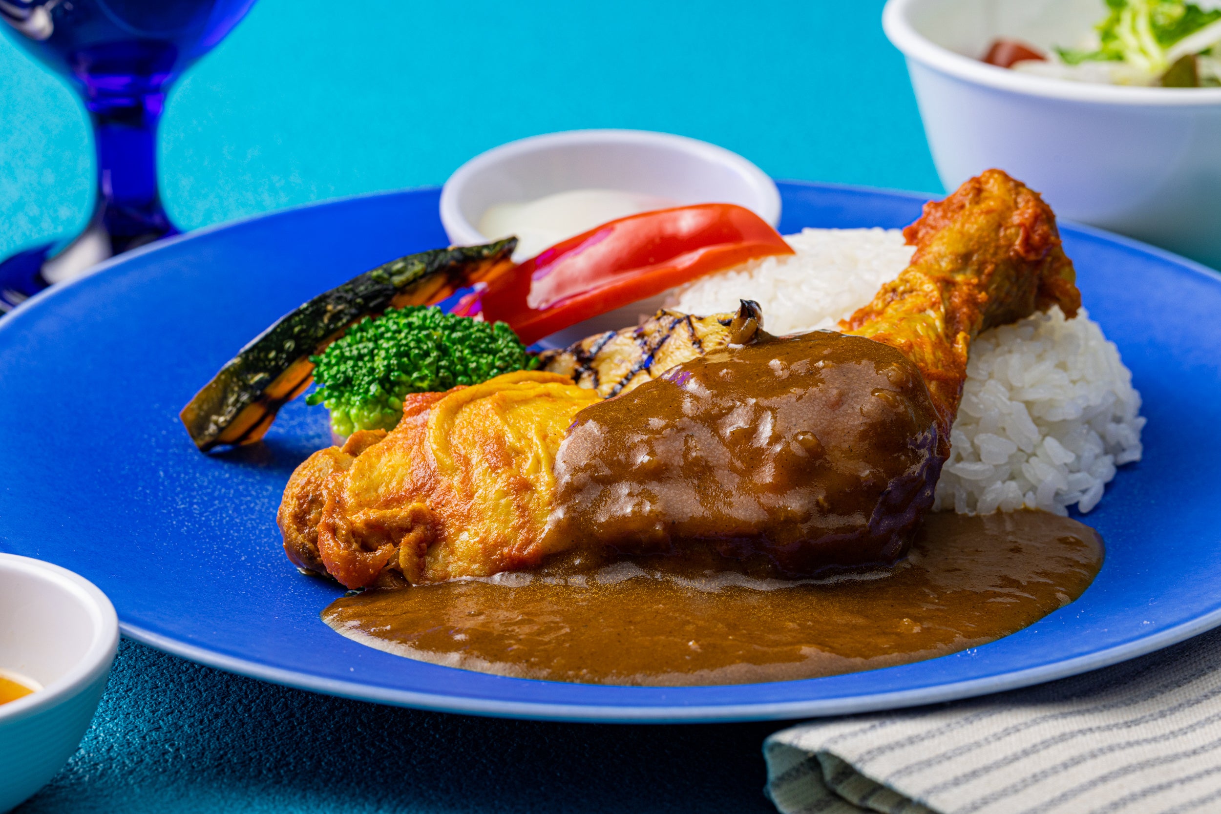 河津野菜を盛り込んだ骨付きチキンカレー