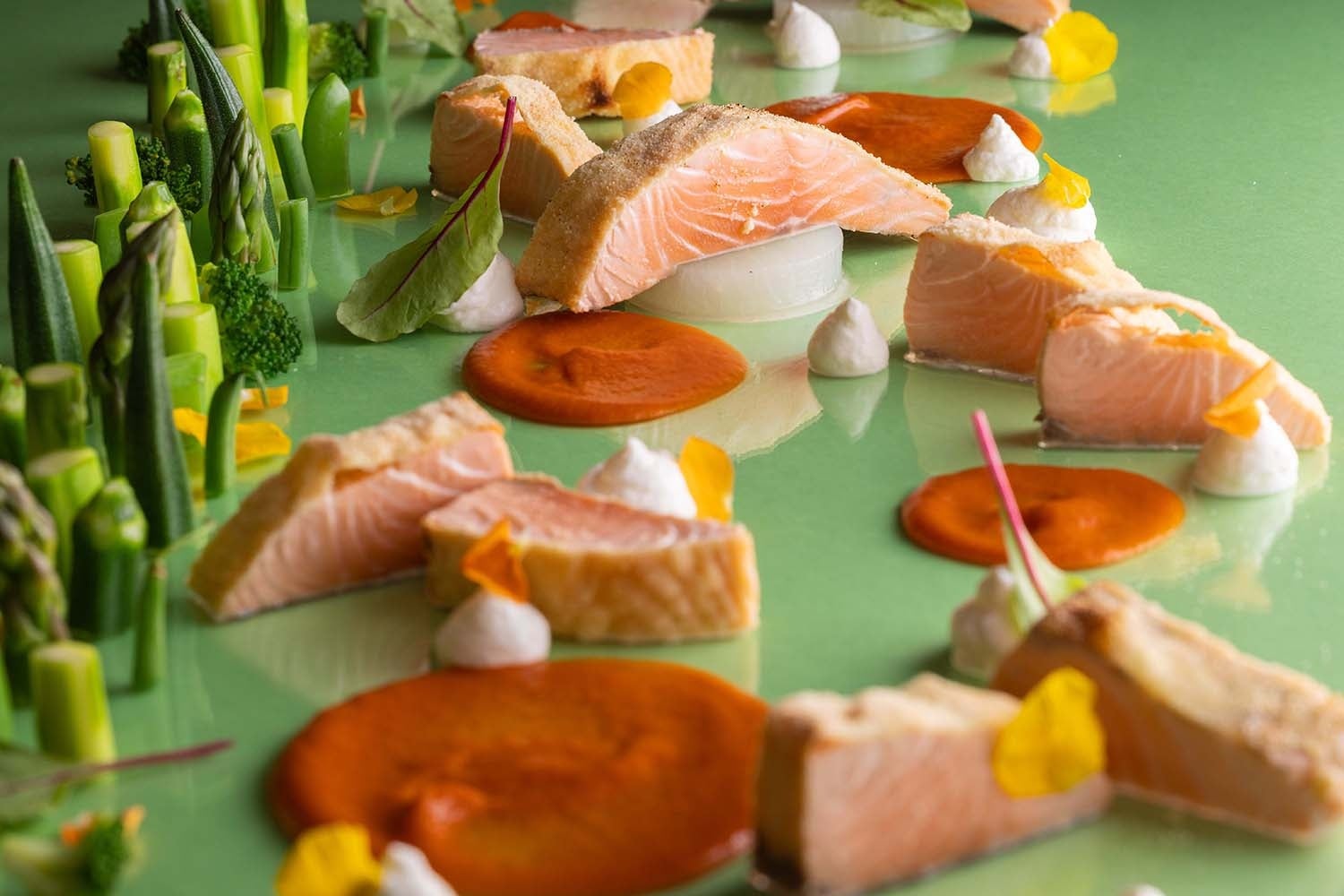 「サーモンのロースト」（写真③）