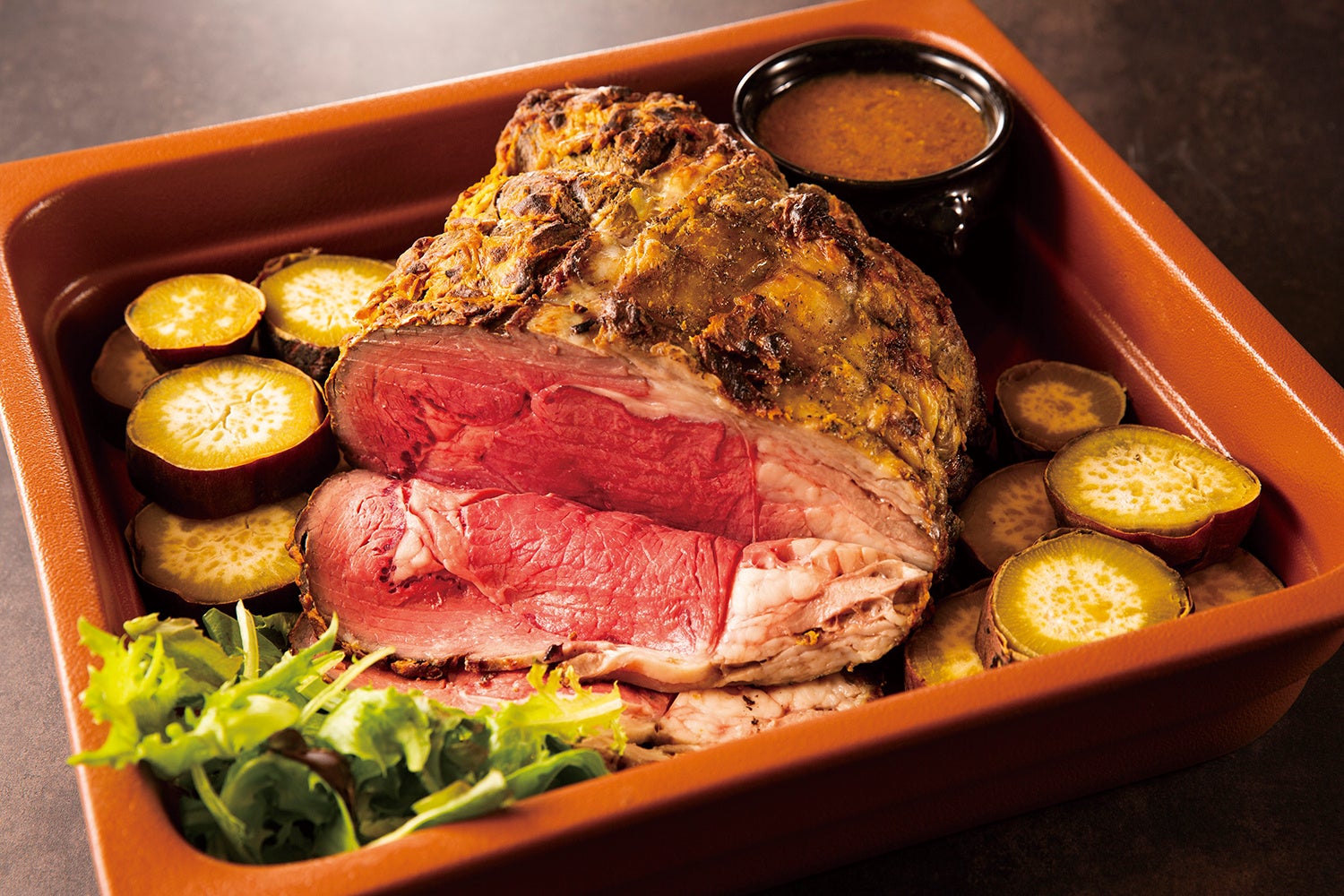 ローストビーフ オニオンブリュレソース 焼き芋添え