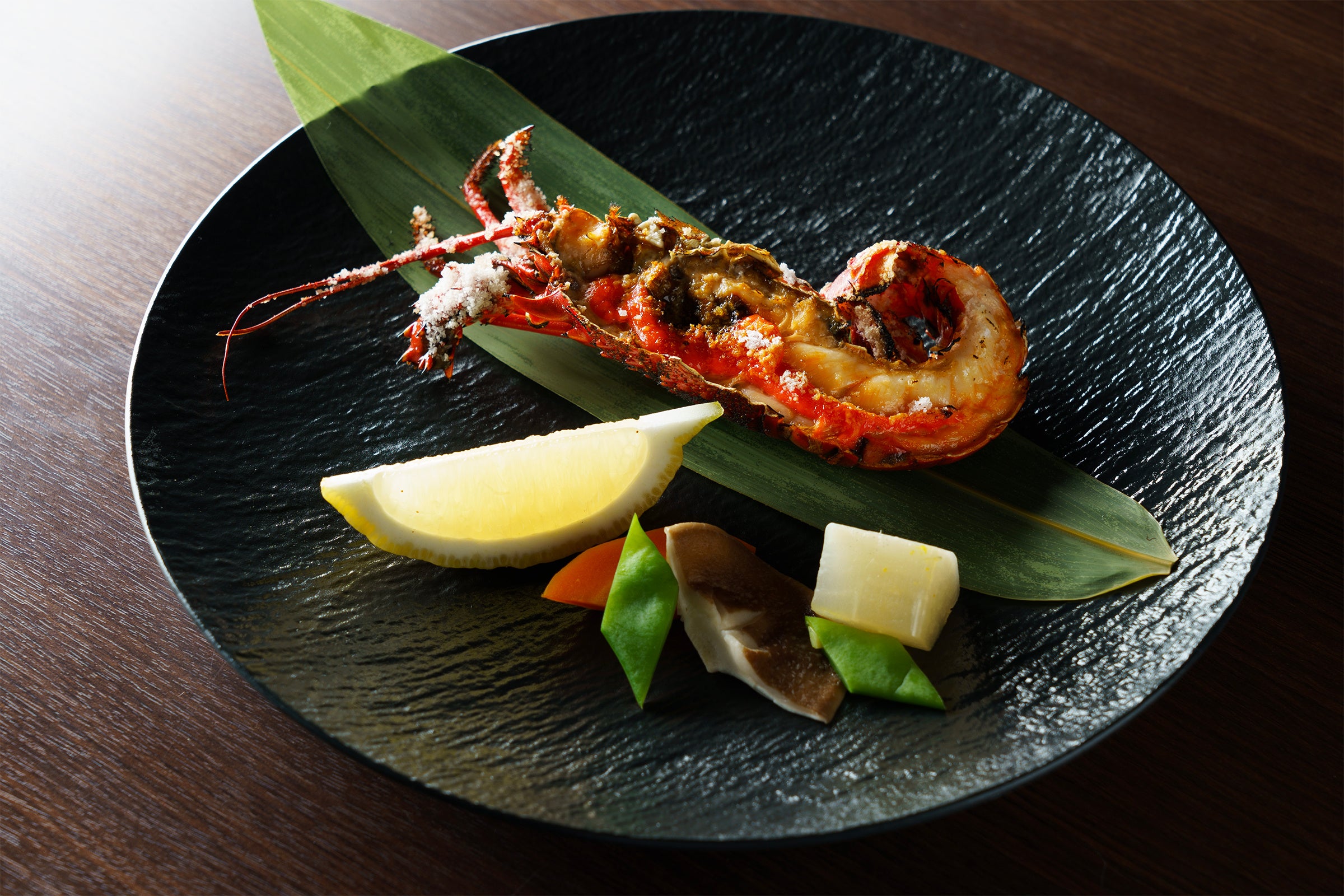 下田産伊勢海老の塩焼き　南伊豆産レモンと野菜の炊き合わせを添えて