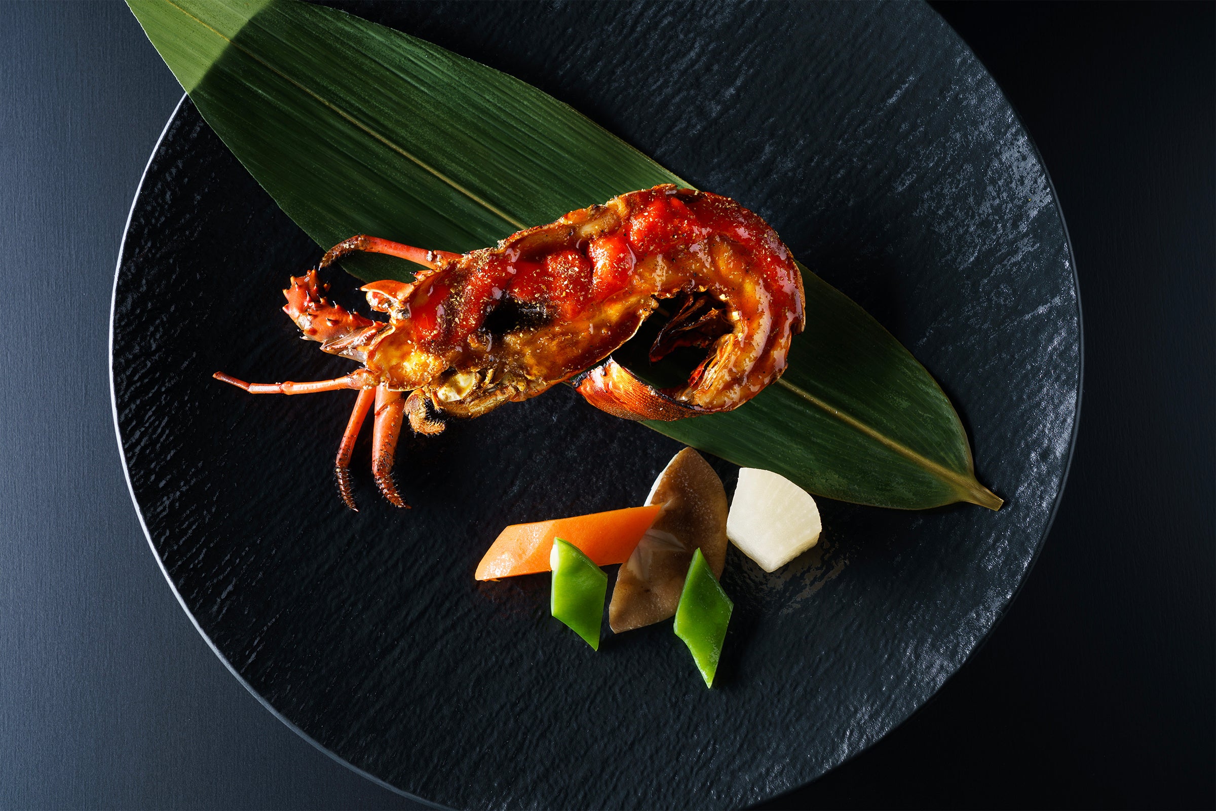 下田産伊勢海老の鬼殻焼き　山椒風味　野菜の炊き合わせを添えて