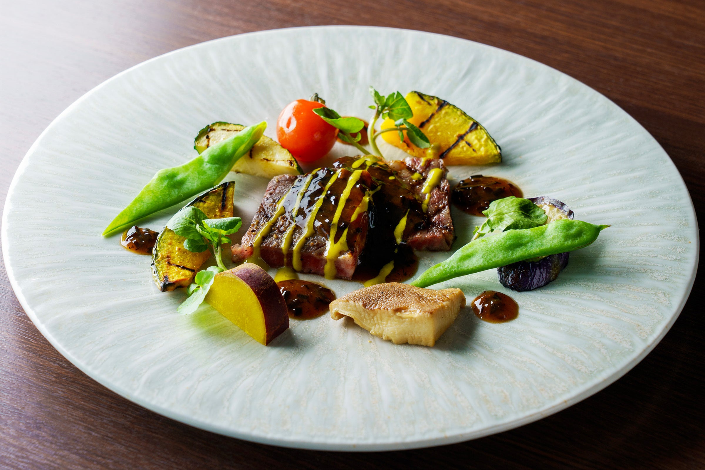 希少な伊豆牛リブロースのグリル 磯香るひじき入りマデラ酒のソースグリーンマスタードをアクセントで 温野菜添え