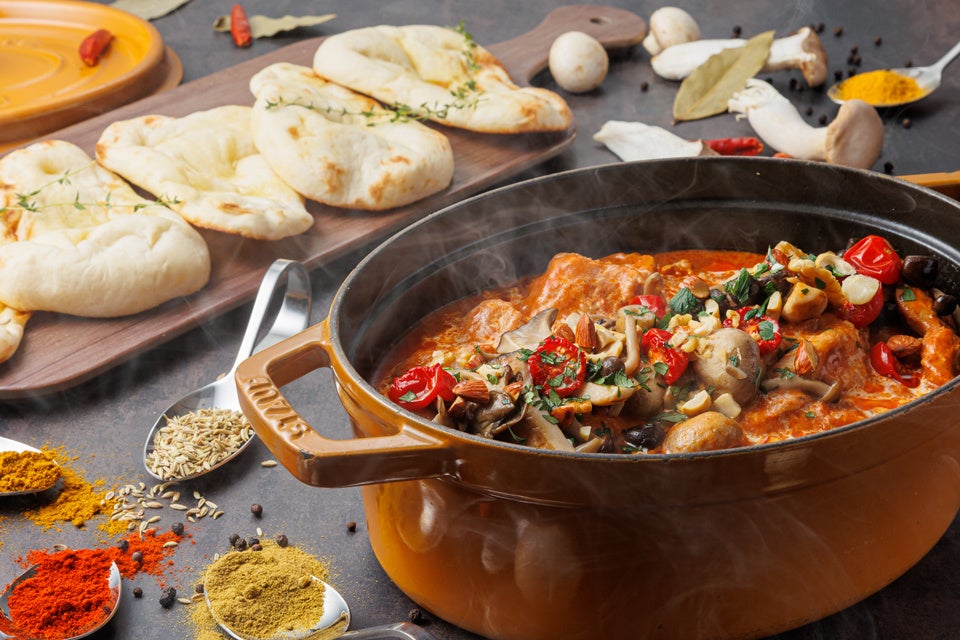 「茸とナッツをトッピングしたバターチキンカレー　ナン添え」