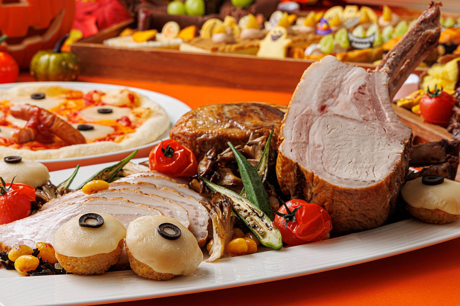 ▲目玉お化けのコロッケと骨付き豚のロースト