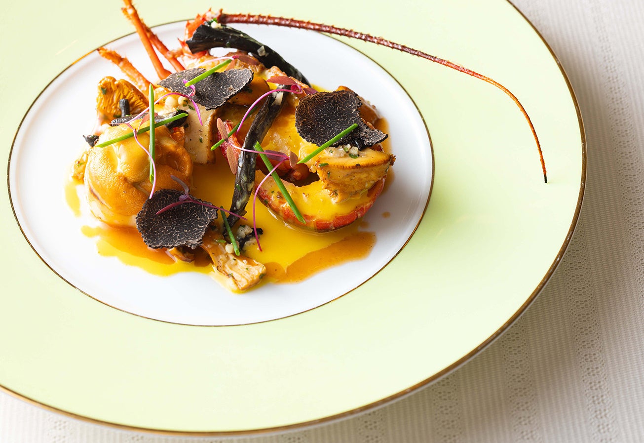 伊勢海老のポワレとウニをのせた帆立貝のグリエ