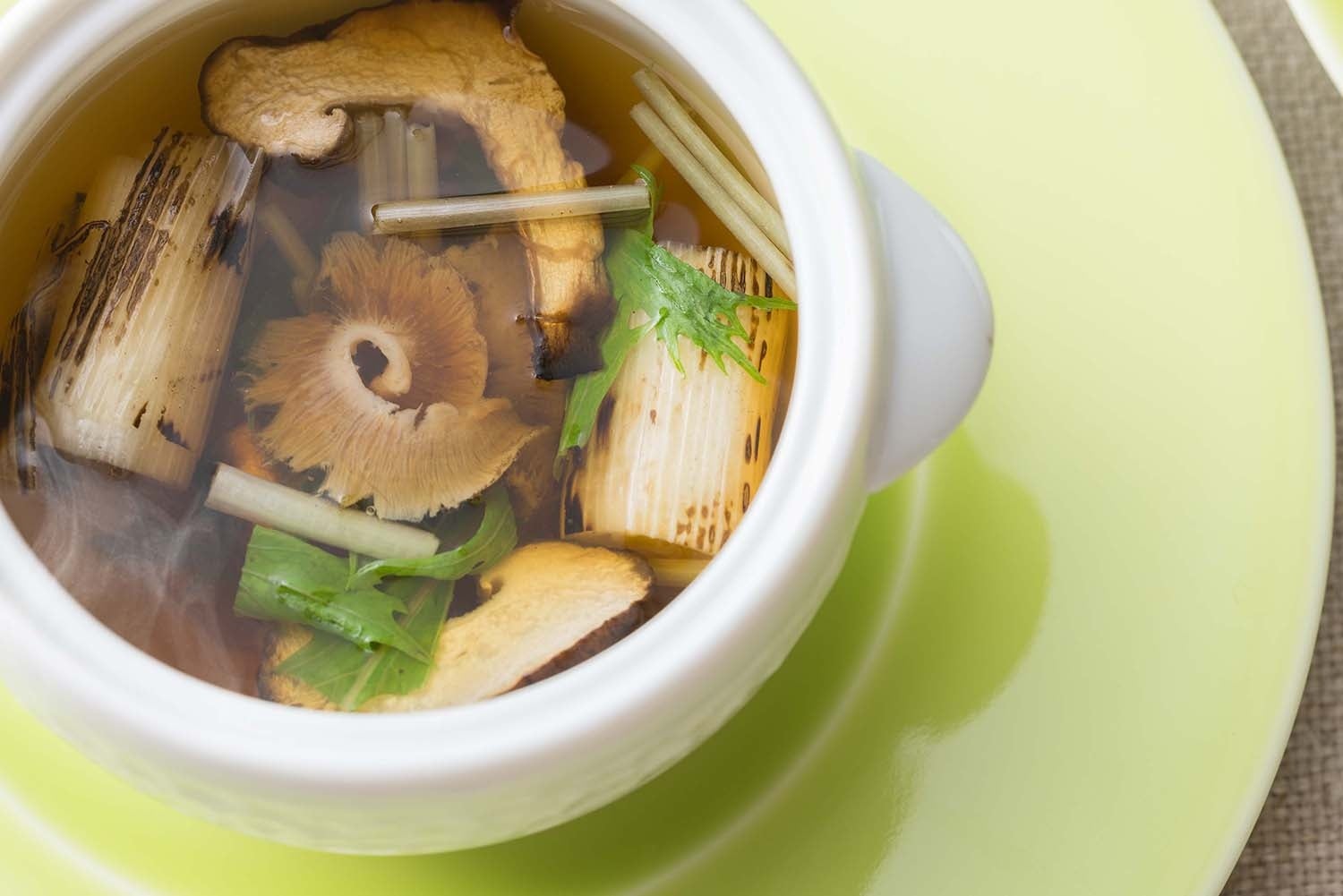 フカヒレと水鳥の菌床しいたけの蒸しスープ せりの薫り