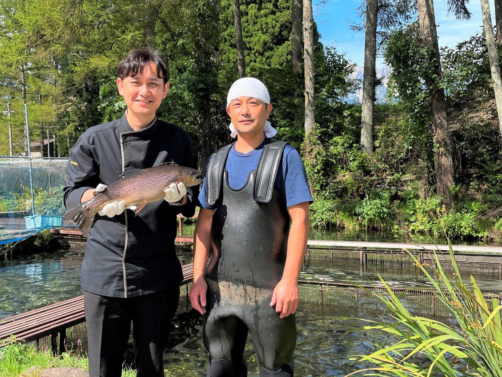 信州サーモンの養魚場で生産者様と一緒に
