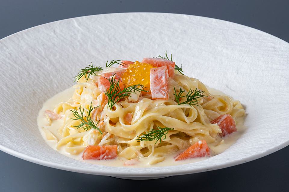 奥日向サーモンと黄金いくらのクリームパスタ タリアッテレ