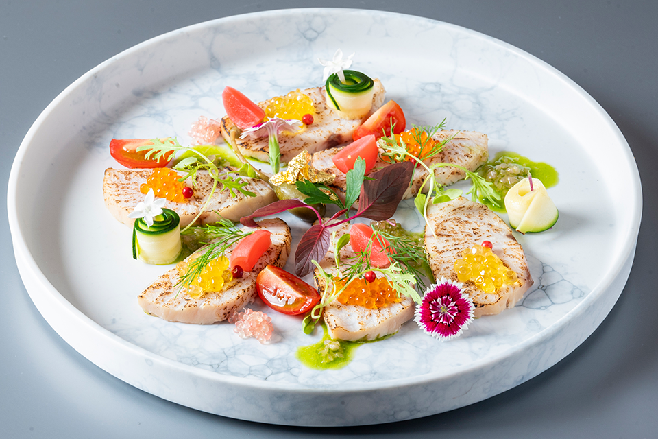 軽く燻製をした北浦漁港のへべすブリの炙り焼き 黄金イクラ添えフィンガーライム風味