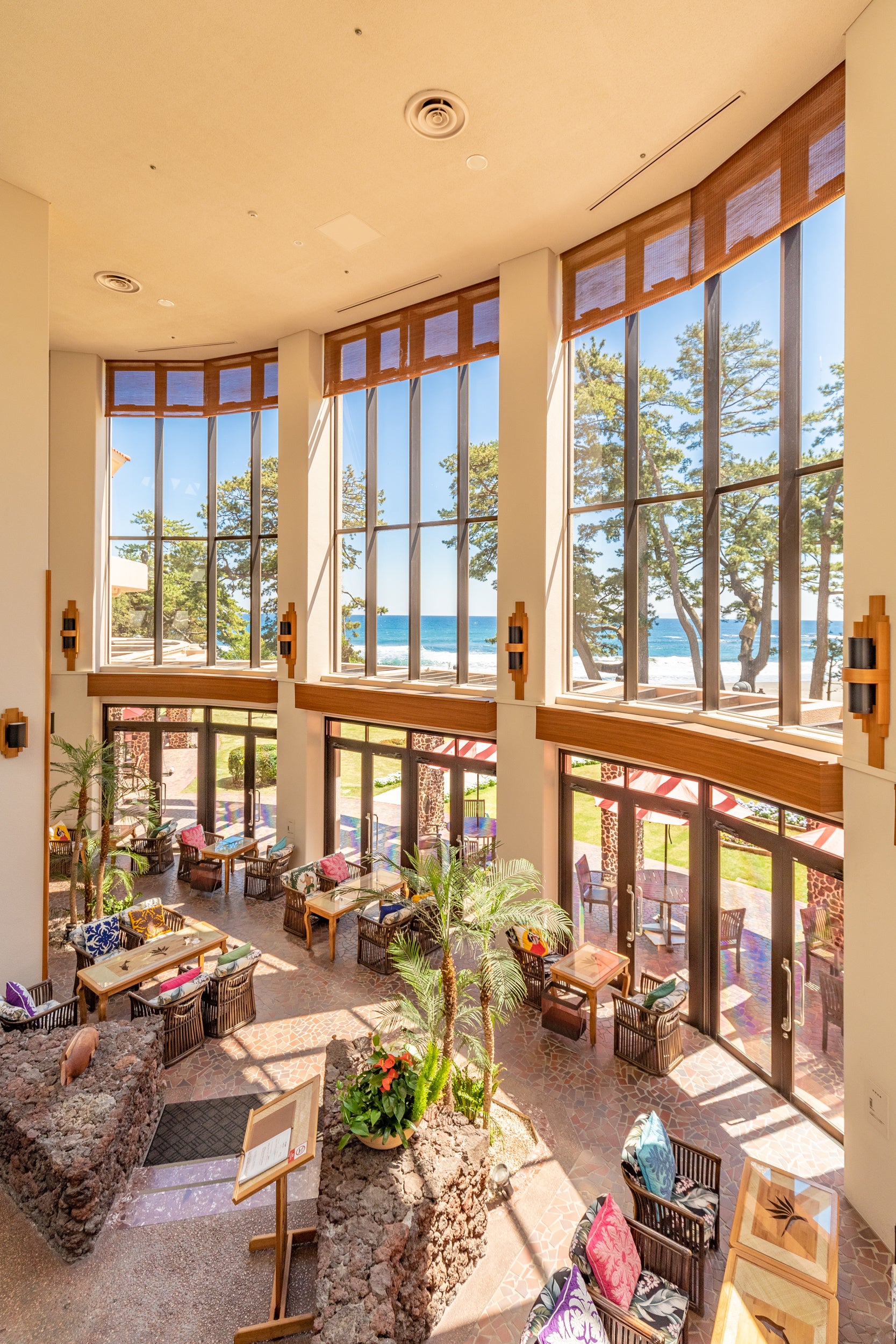 海の見えるティーラウンジ「フローラ」