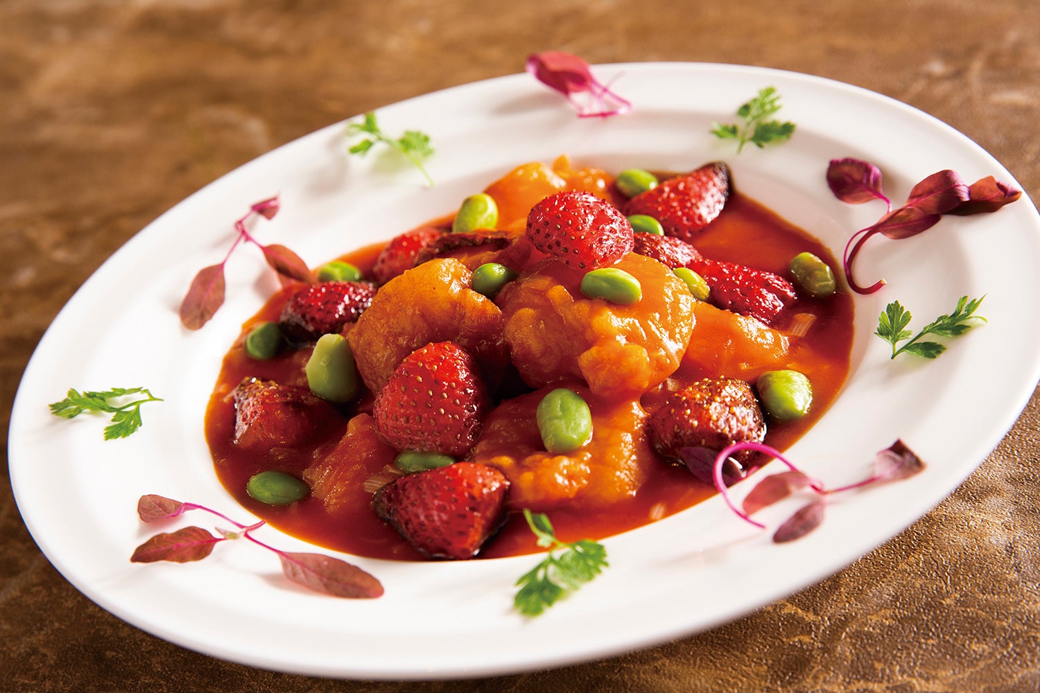 海老のチリソース煮　いちごの黒酢マリネ添え