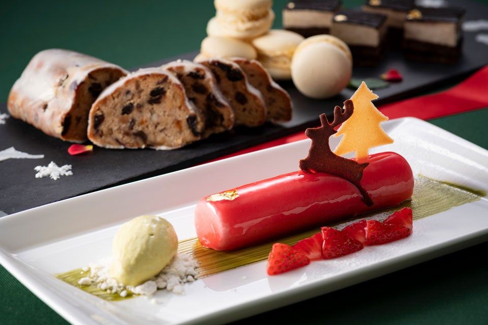 〈デザート〉フランボワーズジュレとヨーグルトムースのピスタチオアイス添え クリスマススタイル