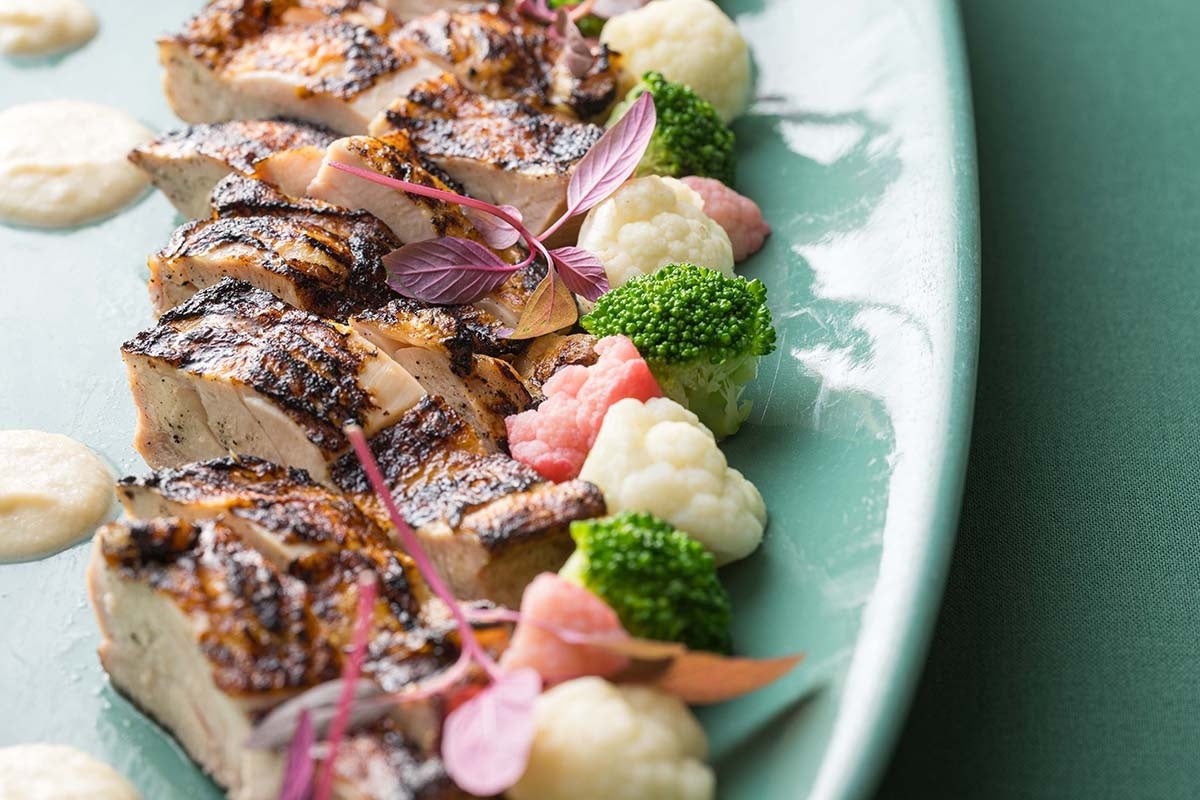 「ローストした鶏胸肉とポテトのマセドワーヌサラダ仕立て」イメージ