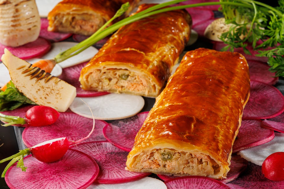 「白身魚のパイ包み焼き　トマトクリームソース」イメージ