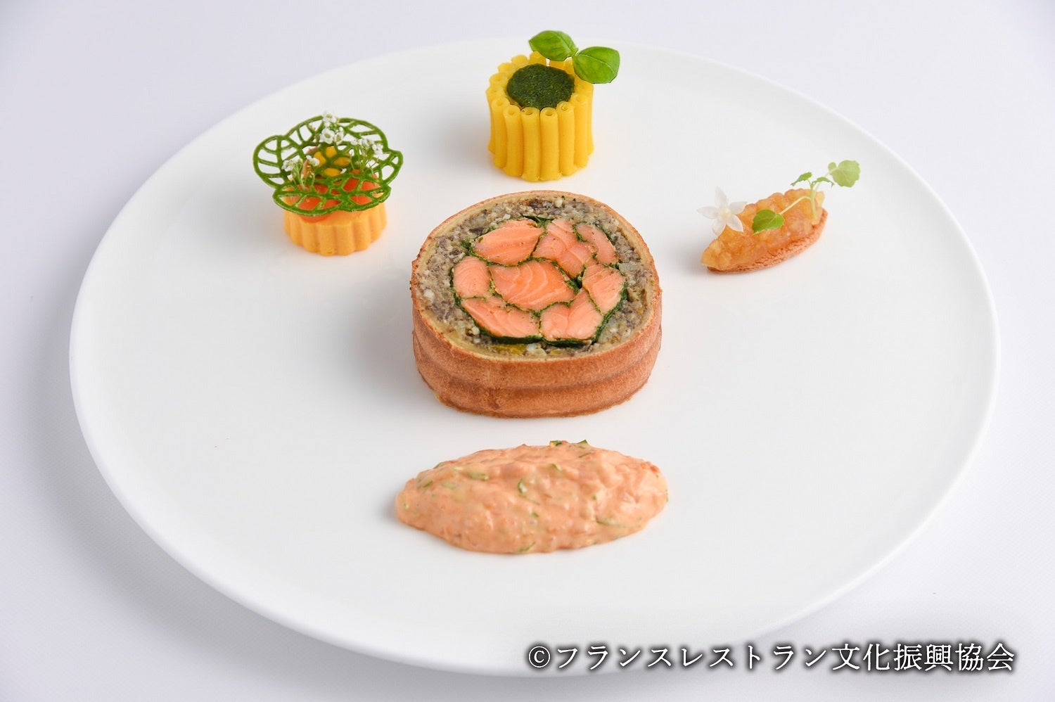 鱒のアンクルート  カラスミ風味のクーリビヤック  ソースショロン