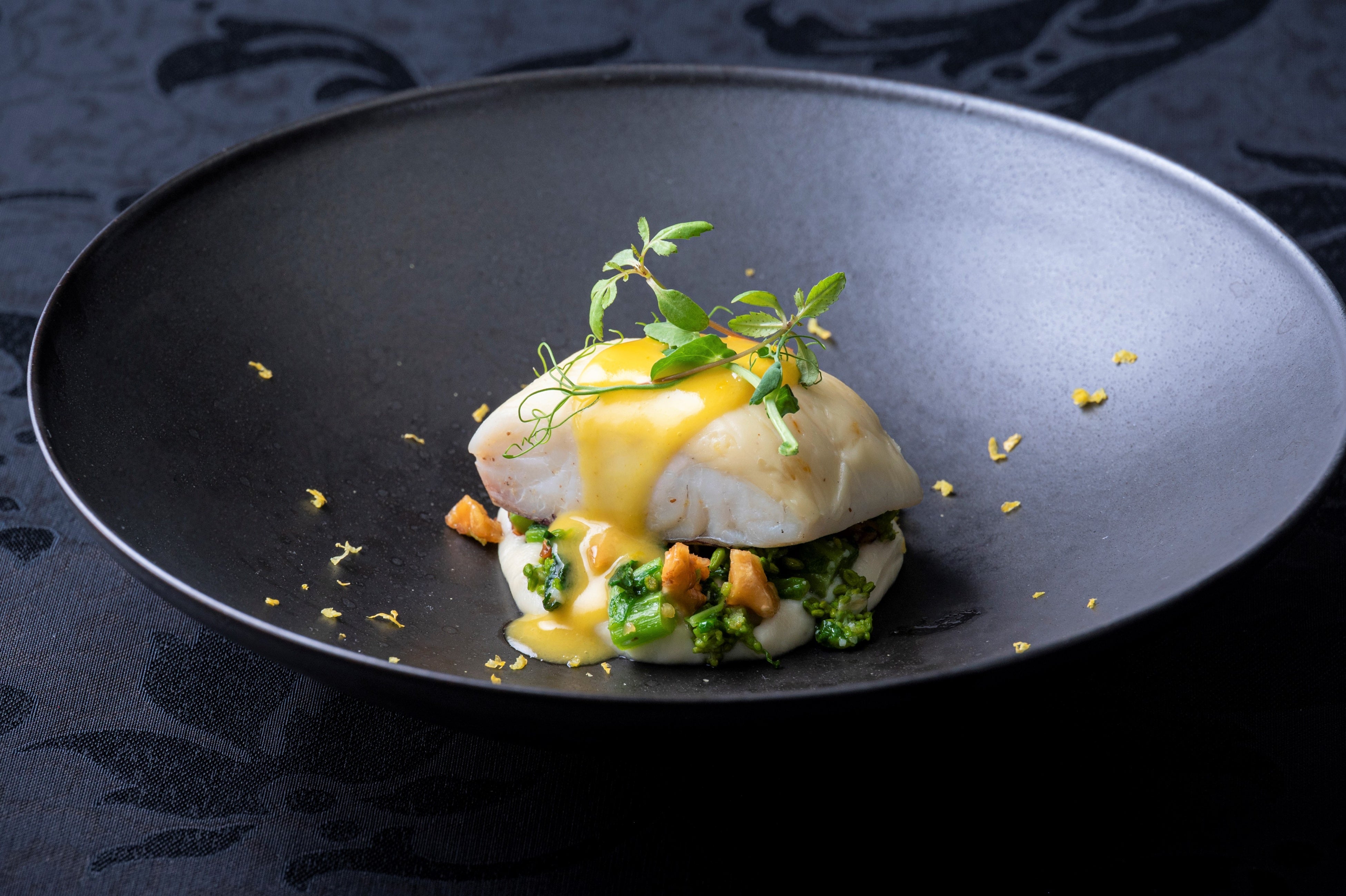 鯛のムース仕立て 菜の花 レモンのブールブラン