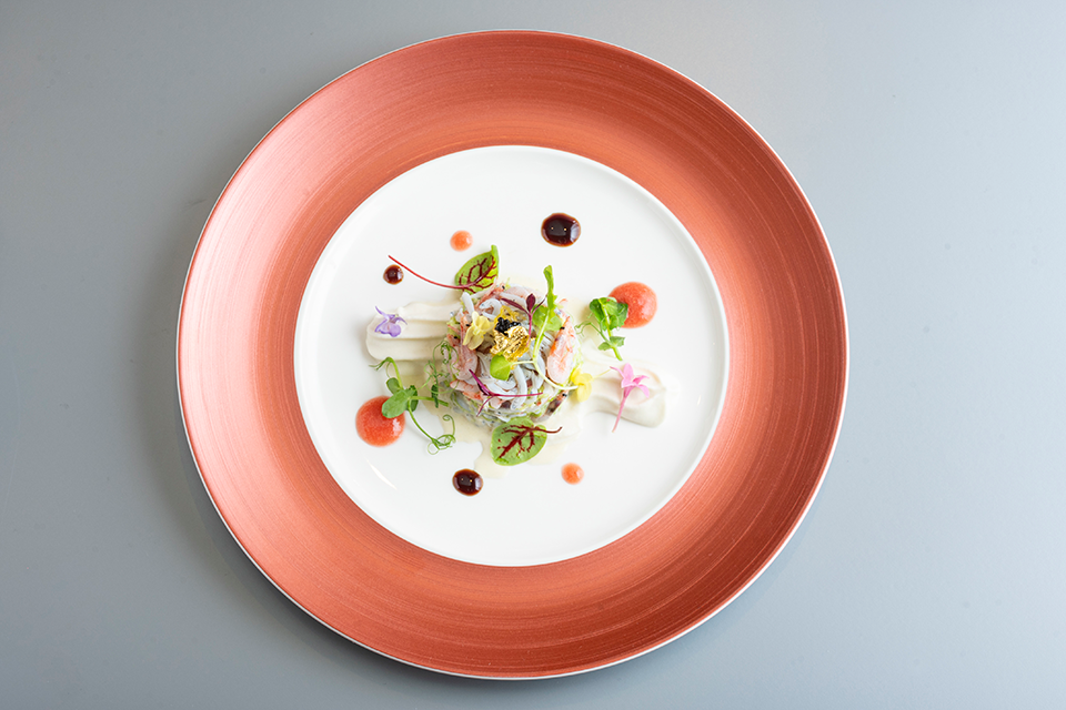 駿河湾桜海老とシラスのサラダ仕立て 　生姜のコンフィと菊芋のエスプーマ 　HAL　CAVIAR添え