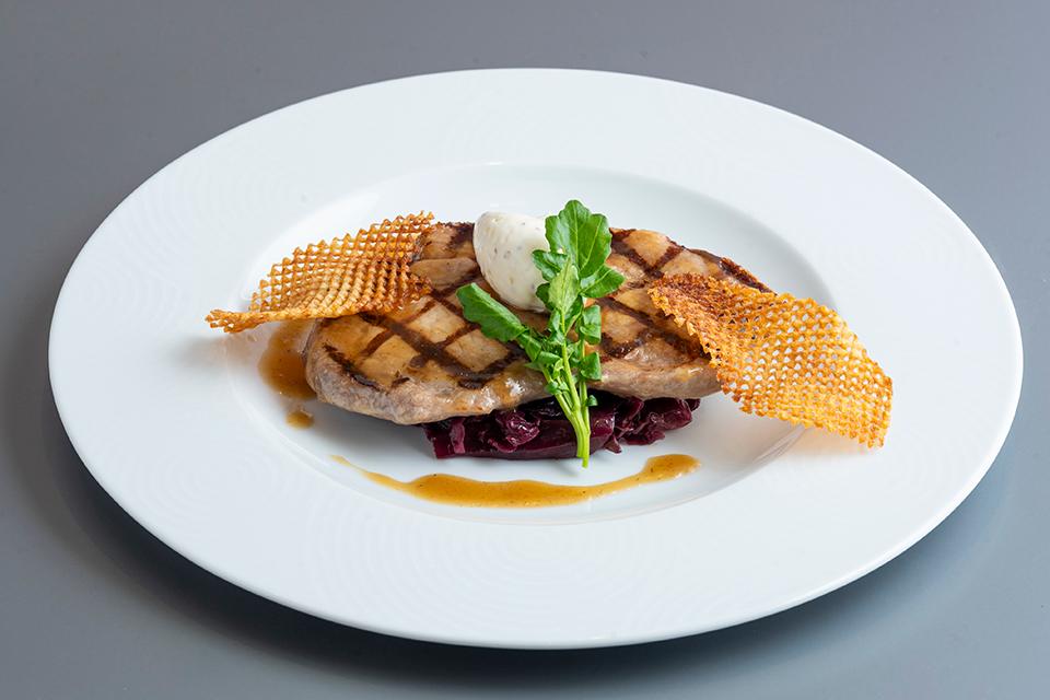 萬幻豚の網焼き　塩麴風味　 赤キャベツのブレゼ添え サワークリームのマスタードフォンダン