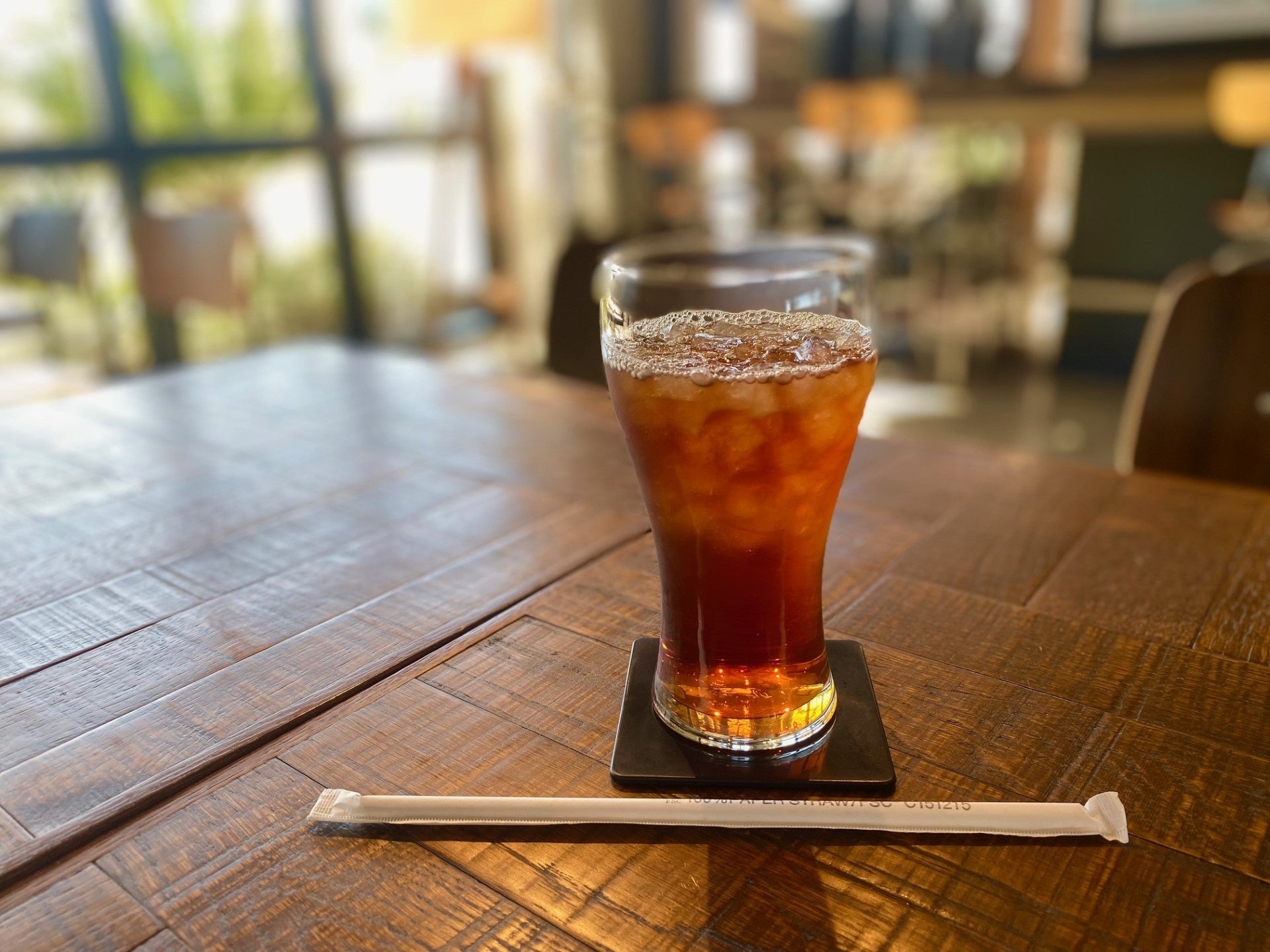 カフェでのコースター利用イメージ