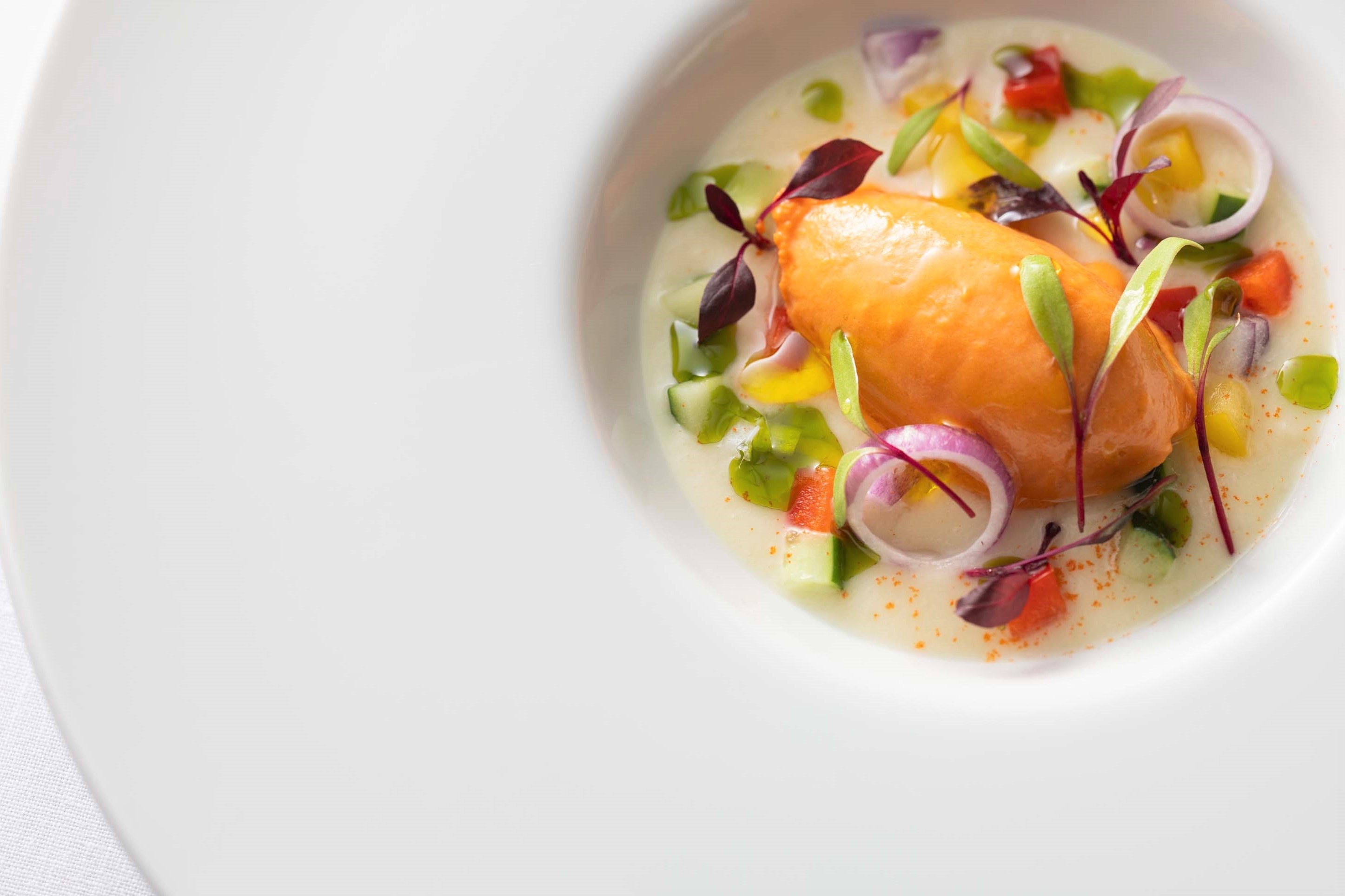 彩り野菜と新玉葱のブルーテ　ガスパチョソルベのアクセント