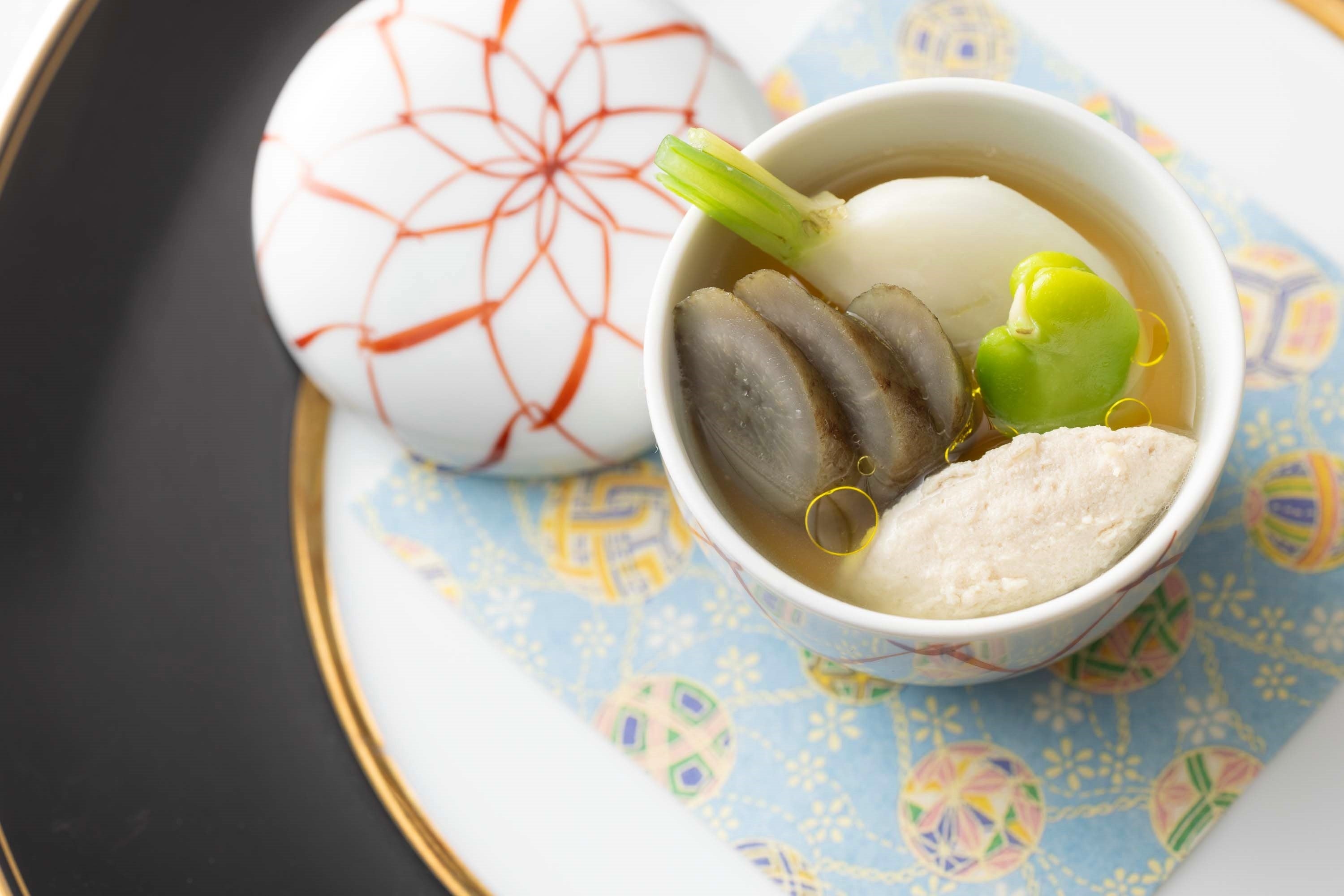 チキンのクネルとゴボウの蒸しスープ