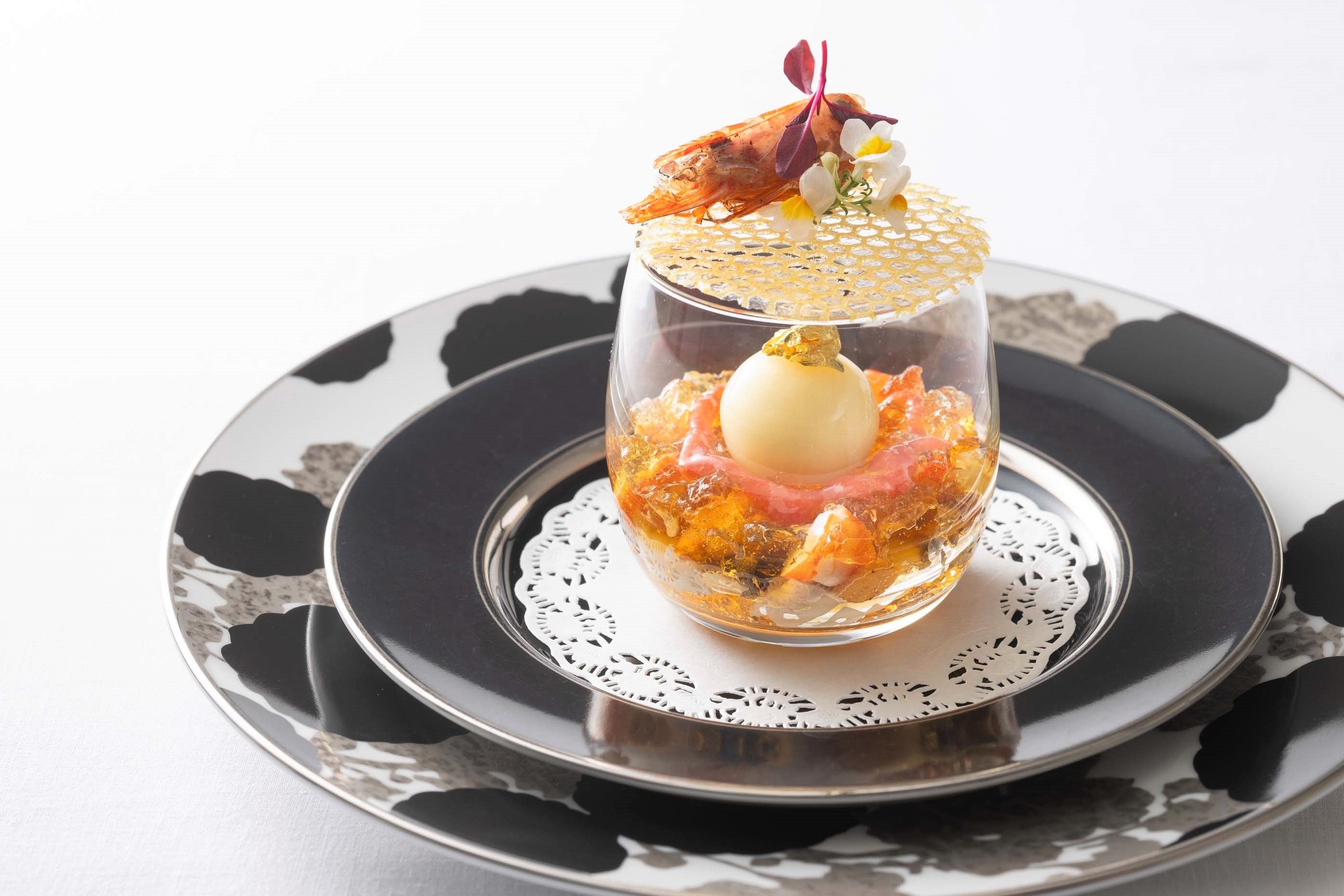 グラスに閉じ込めた純白のボールとシーフードカクテル