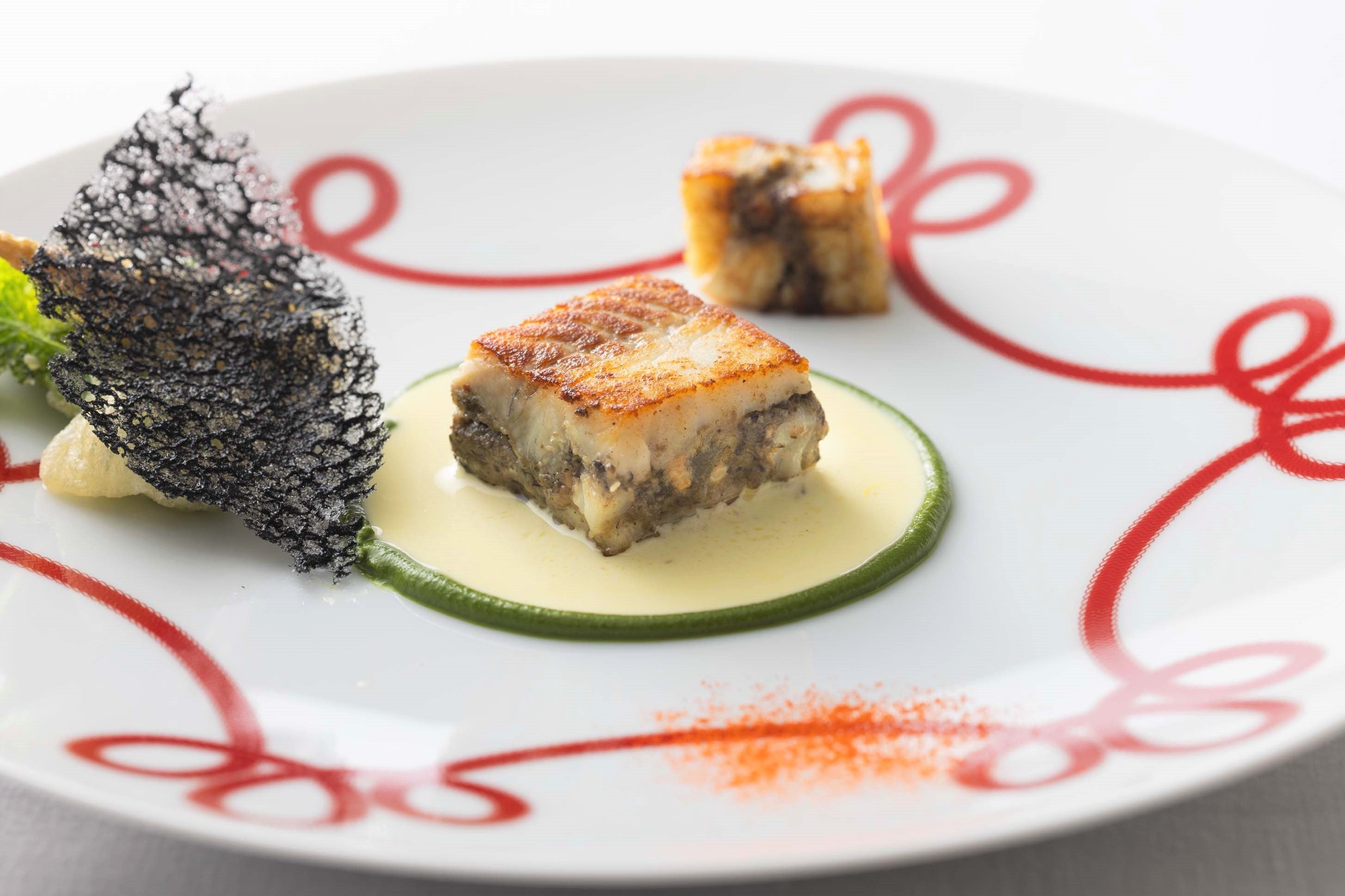 東京湾で水揚げされた鱸のプレッセ　季節野菜のフリットとともに