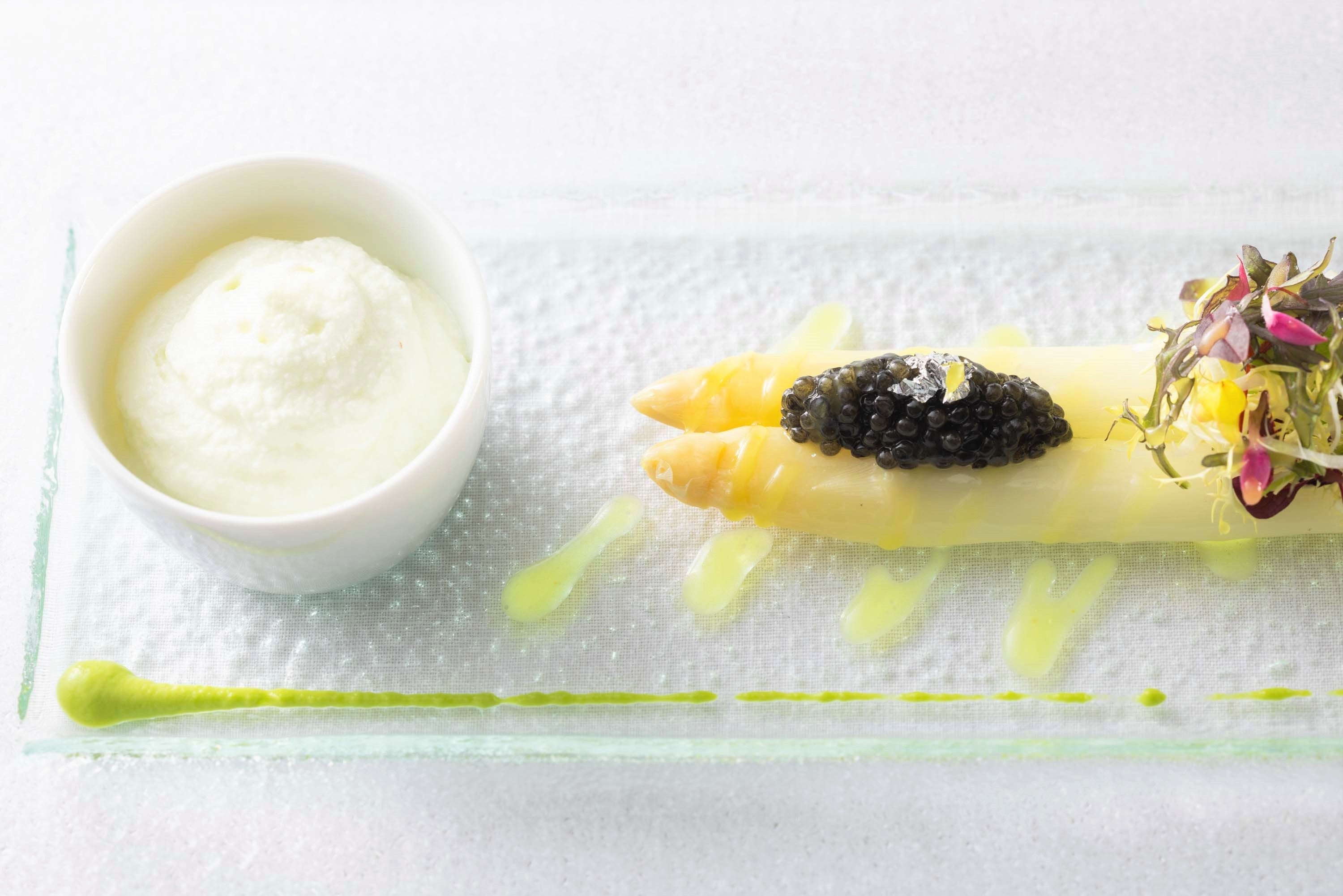 ホワイトアスパラガスのサラダとキャビアのアンサンブル 青リンゴのエスプーマを添えて