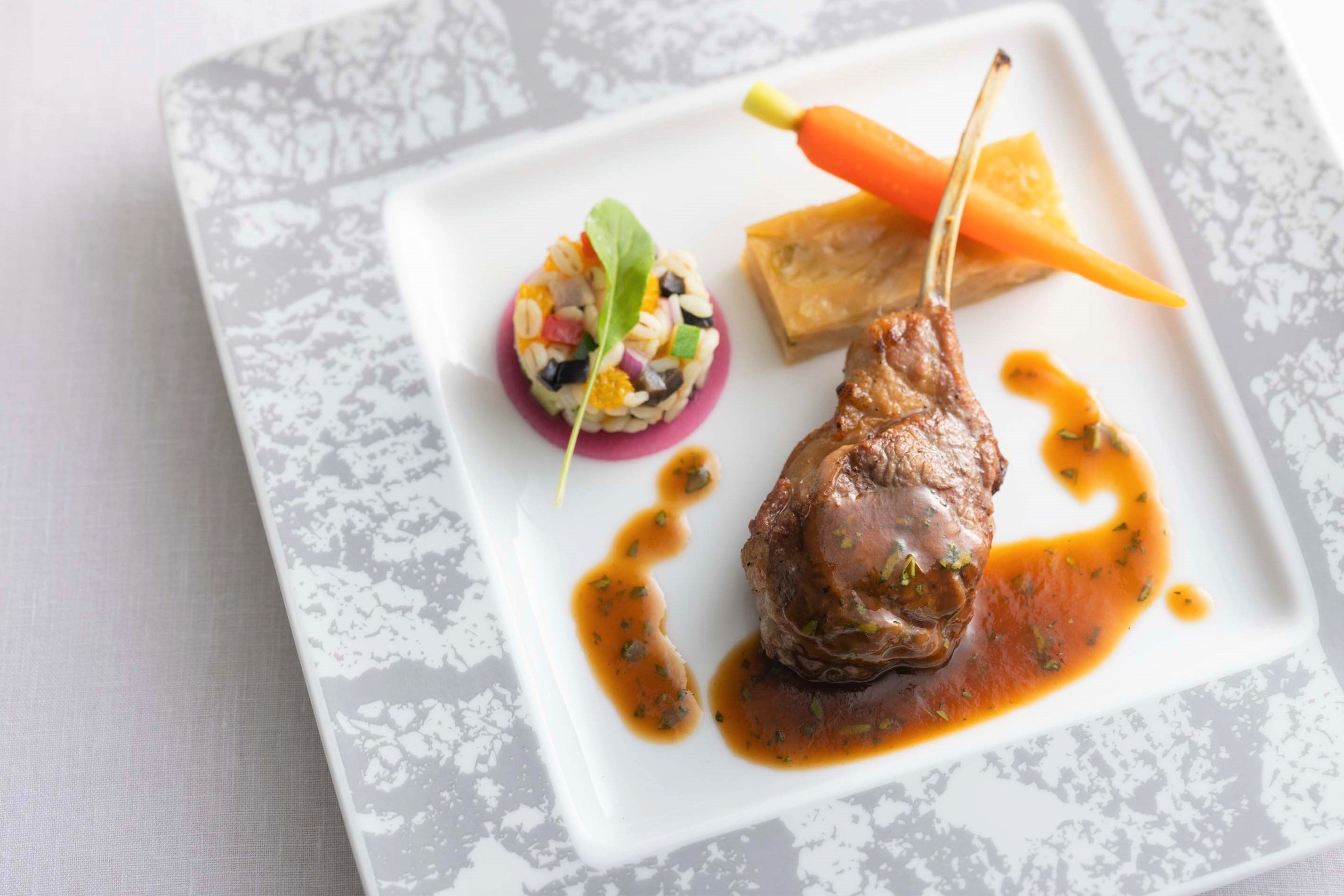 仔羊のグリエ　エストラゴン風味　キャベツとブドウのブレゼ添え