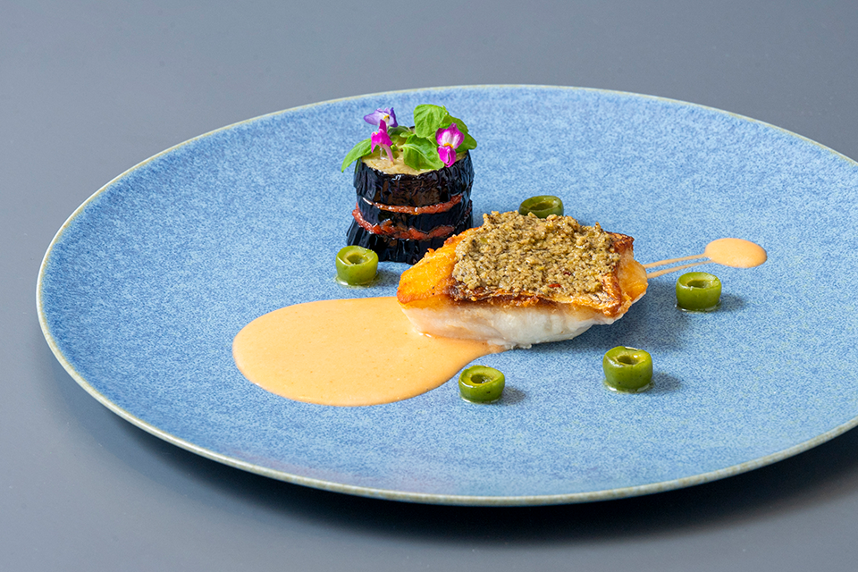 オリーブをナッペした天然鯛のポアレ 茄子とトマトのミルフィーユ添え トマト風味のヴェルモットソース
