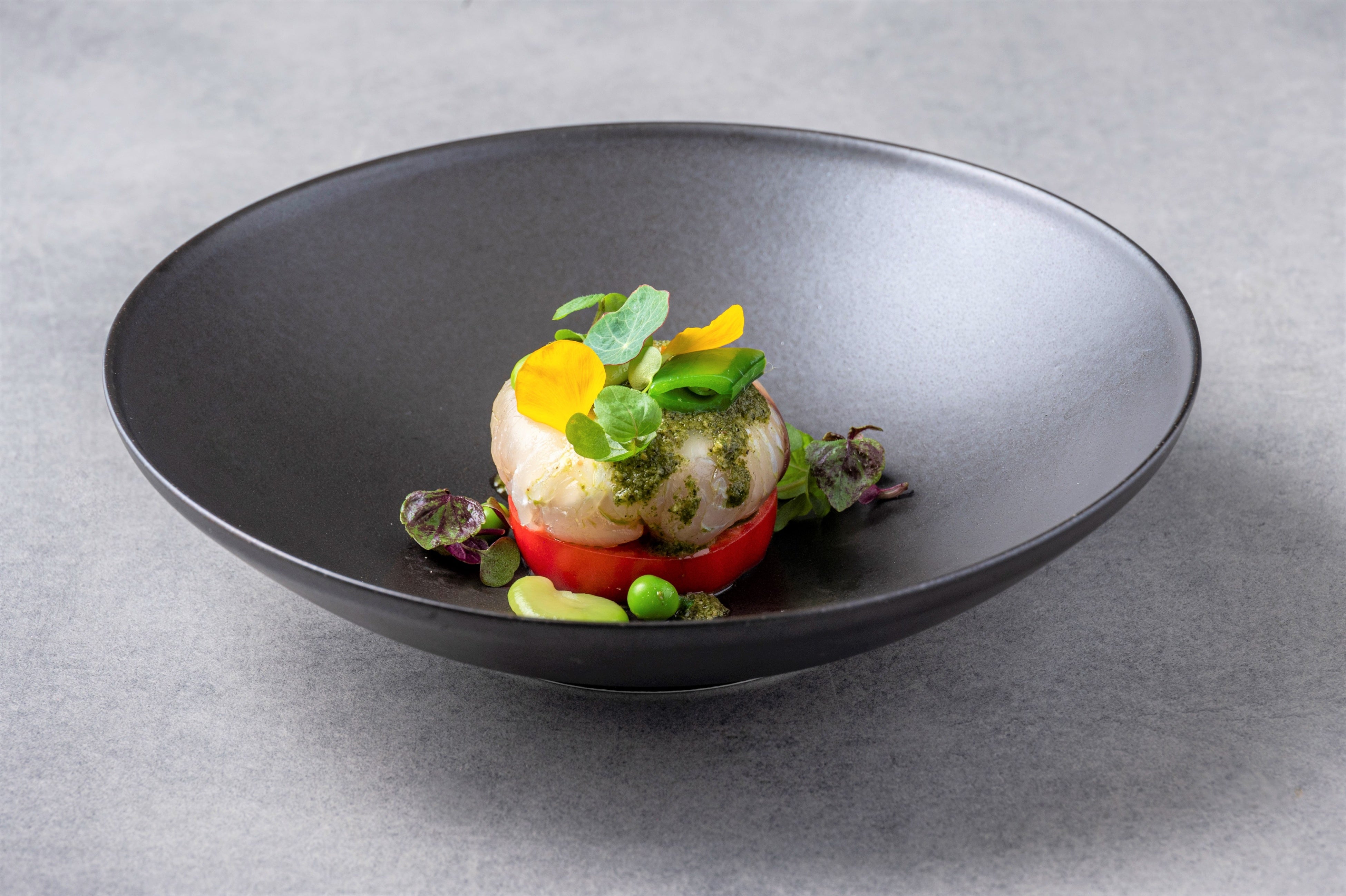 イタリア産ブッラータを纏った鱸のマリネ ジェノベーゼとフルーツトマト