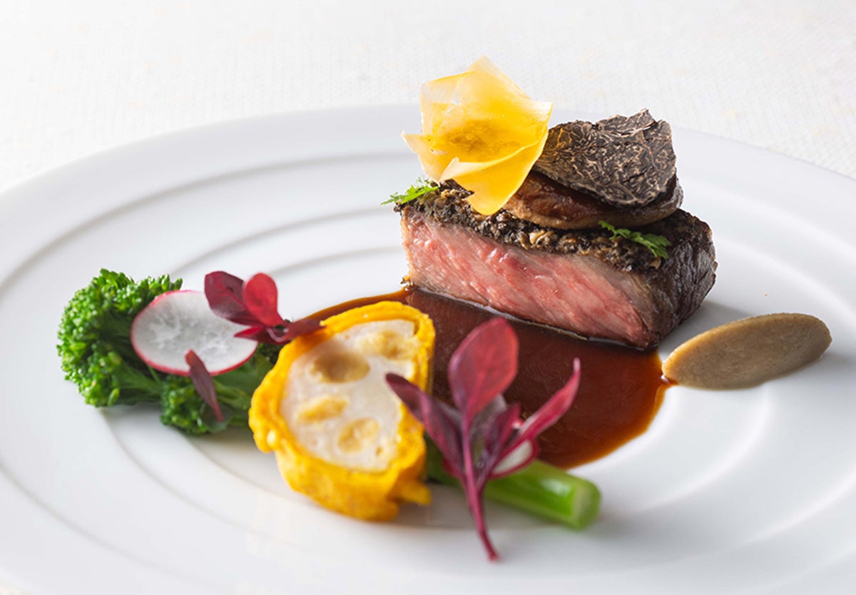 「フォアグラとトリュフをのせた 熊本県産あまくさ黒牛サーロインのグリエ 黒ニンニクのソース からし蓮根を添えて」