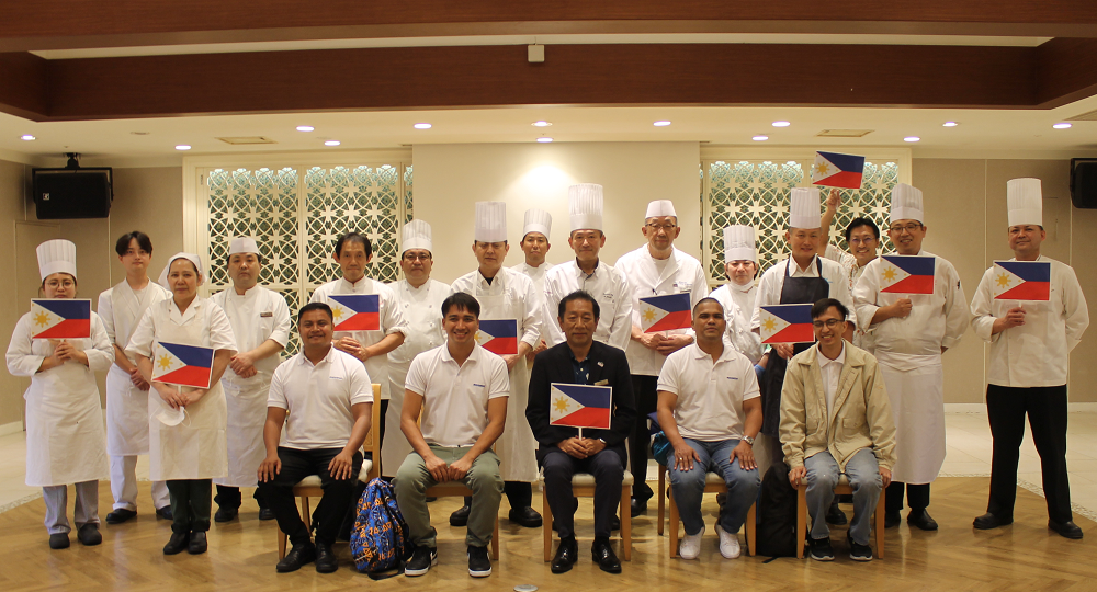 宮古島東急ホテル＆リゾーツに到着した4名の調理人（前列左右各2名）