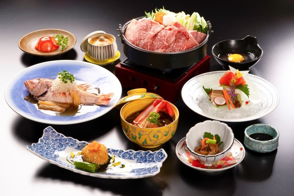 松江で冬の山陰を味わい尽くす。のどぐろの一尾丸ごと煮付けや、まつなが牛のすき焼き、紅ズワイガニの飯蒸しを味わう「冬の美味御膳」が登場。宿泊者限定、日曜劇場のコラボセットもプレゼント！