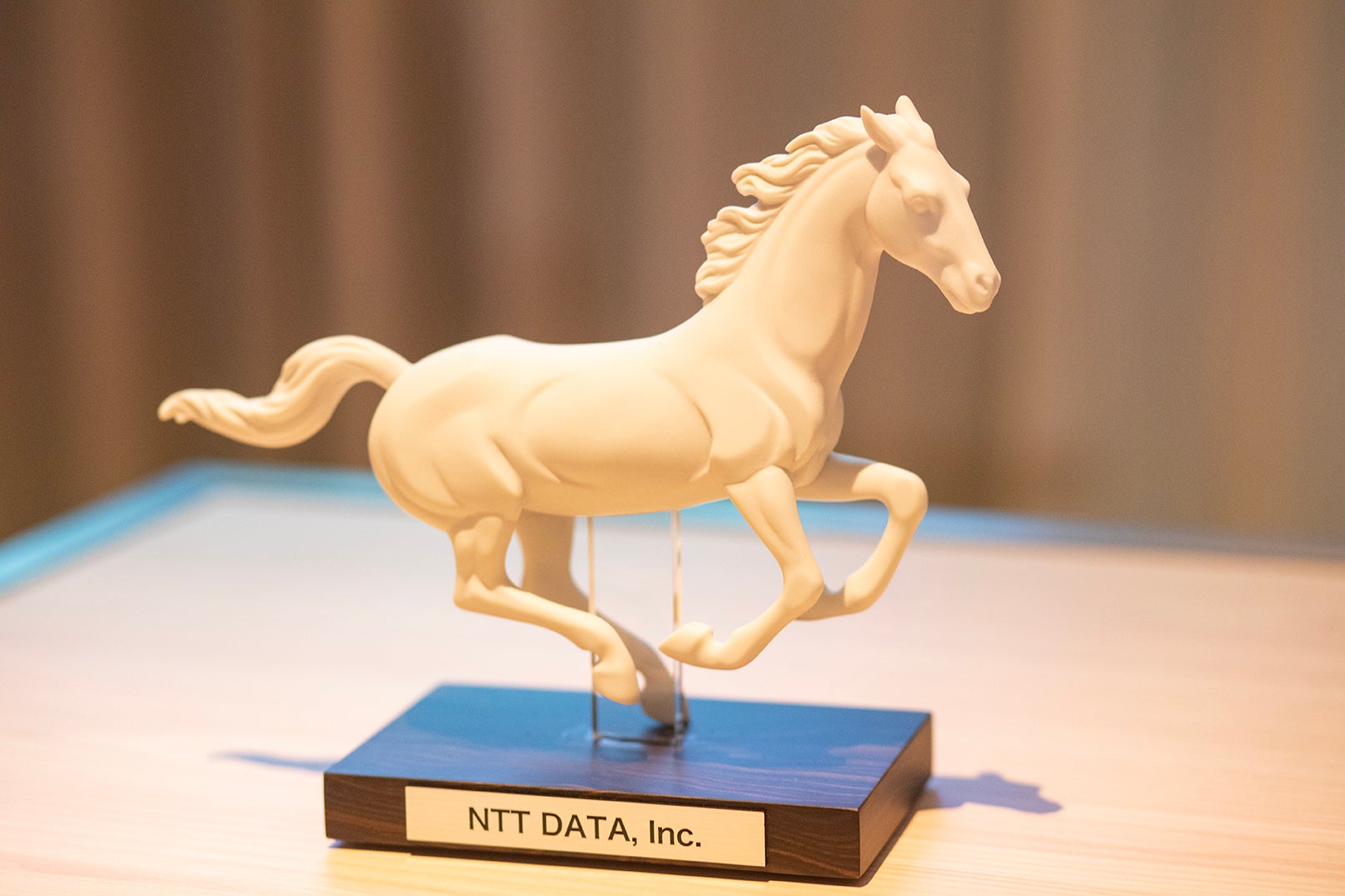 LladróからNTT DATA, Inc. へのギャロップIトロフィー