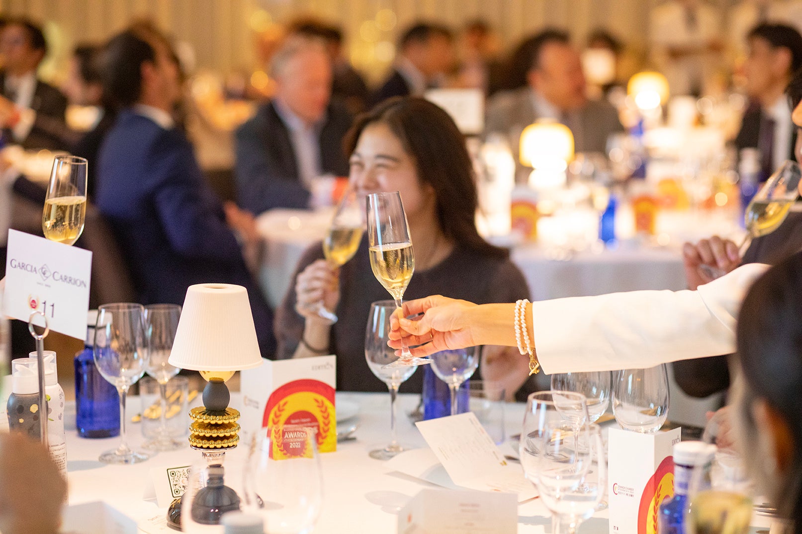 授賞式後の夕食を楽しむゲスト