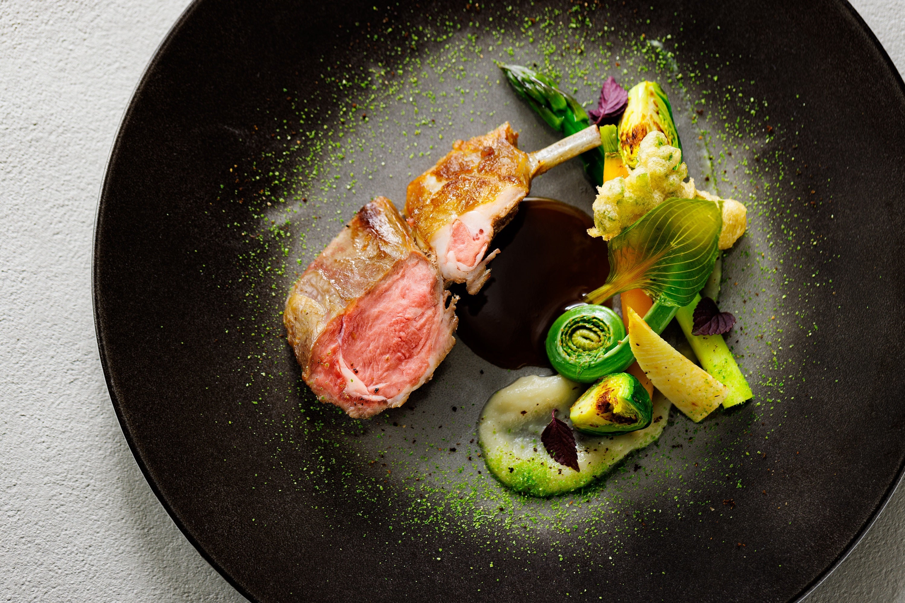 仔羊と筍のロースト春の芽吹きの野菜 (写真②)