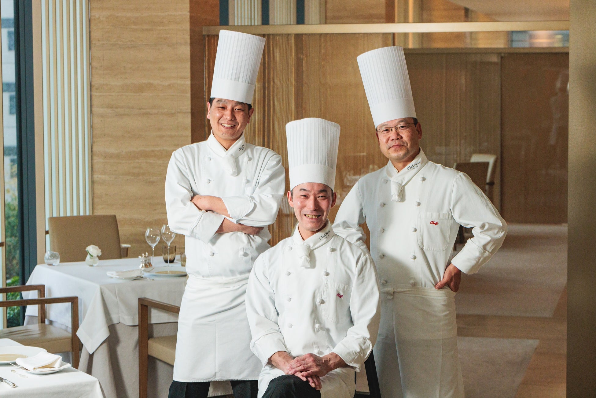 *手前:料理長 池田進一、後列左からシェフブーランジェ 淡路文雄、シェフパティシエ 黒沢昌弘。